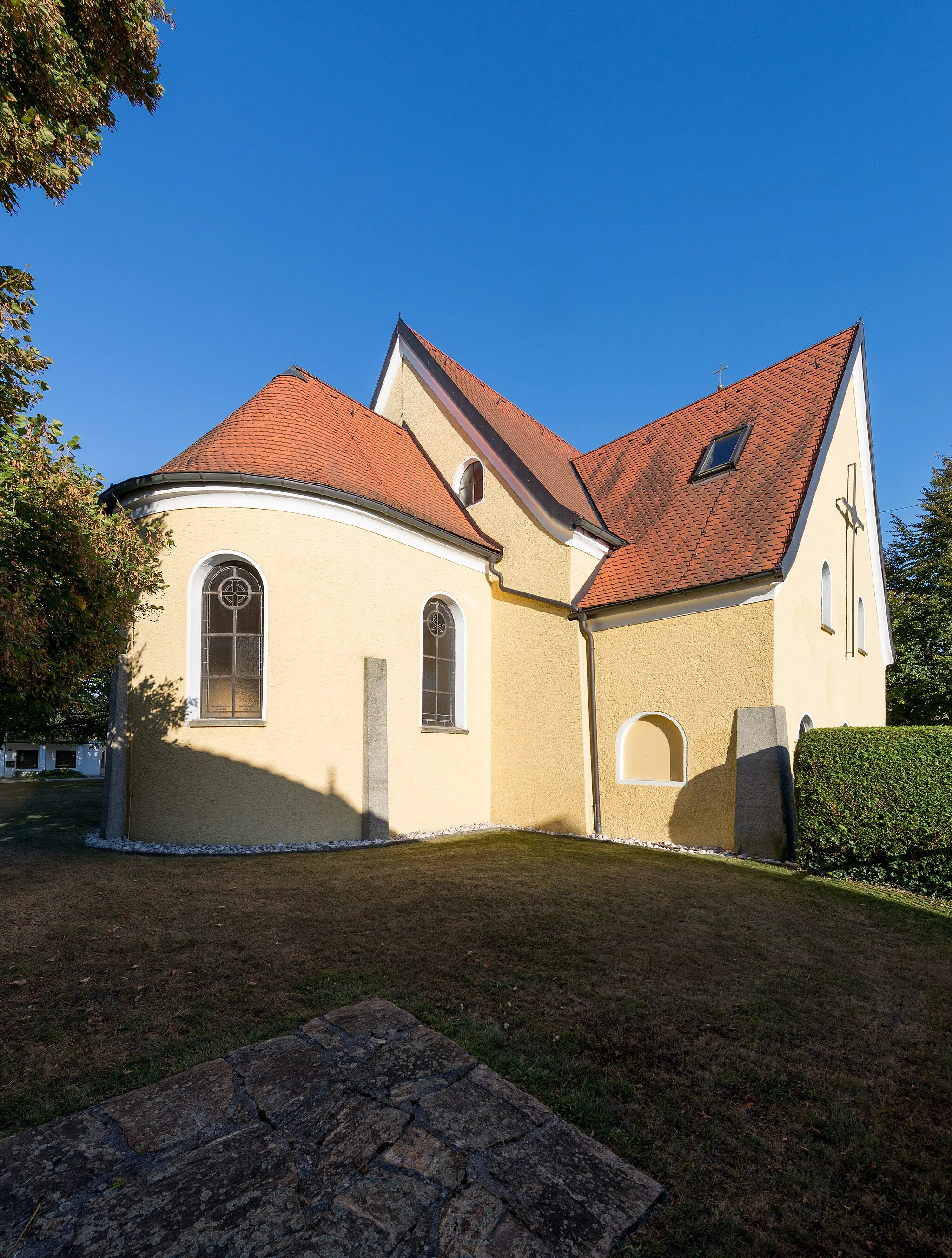 Photo showing: Braunau am Inn: Kath. Pfarrkirche Maria Königin des Friedens und Pfarrzentrum