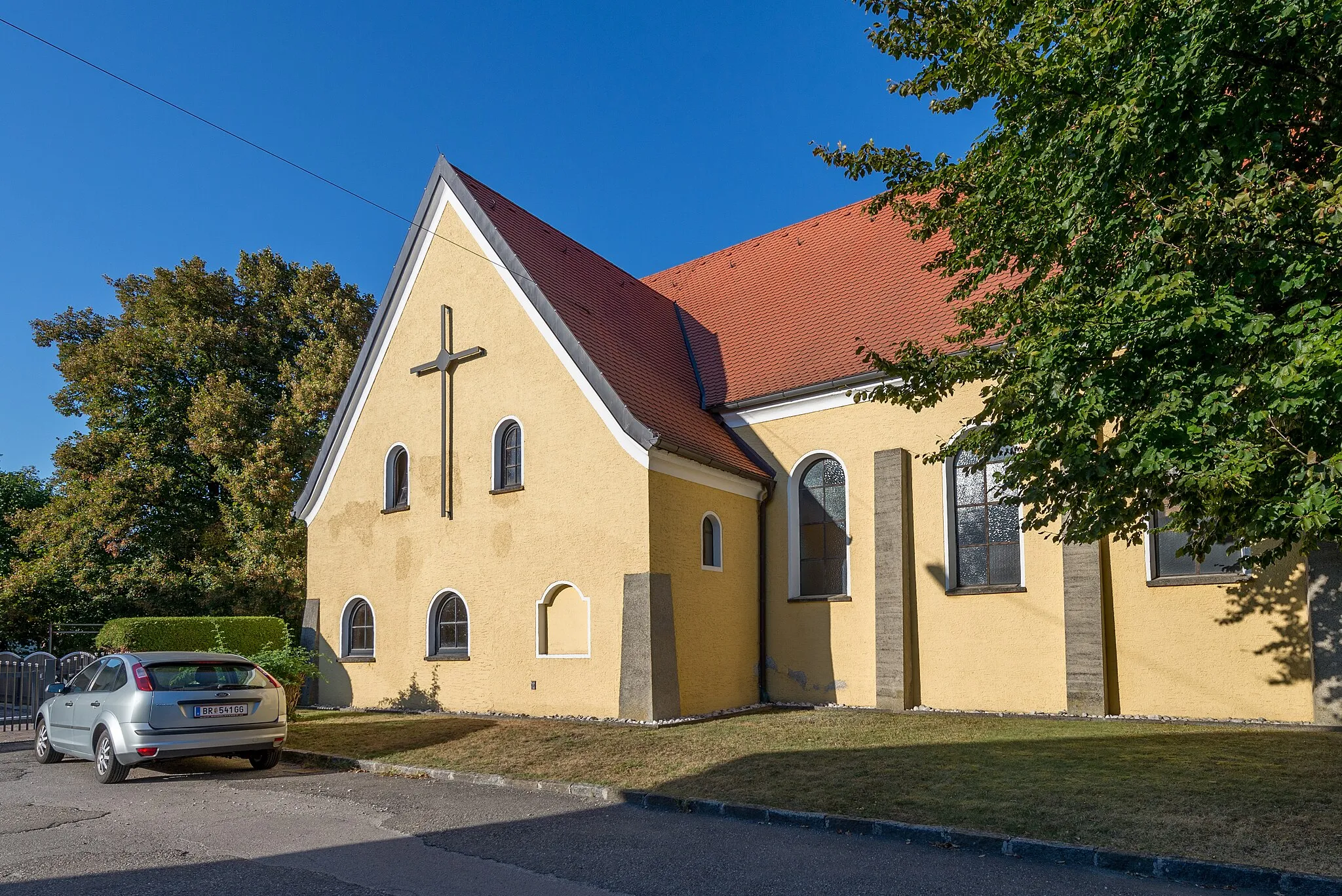 Photo showing: Braunau am Inn: Kath. Pfarrkirche Maria Königin des Friedens und Pfarrzentrum