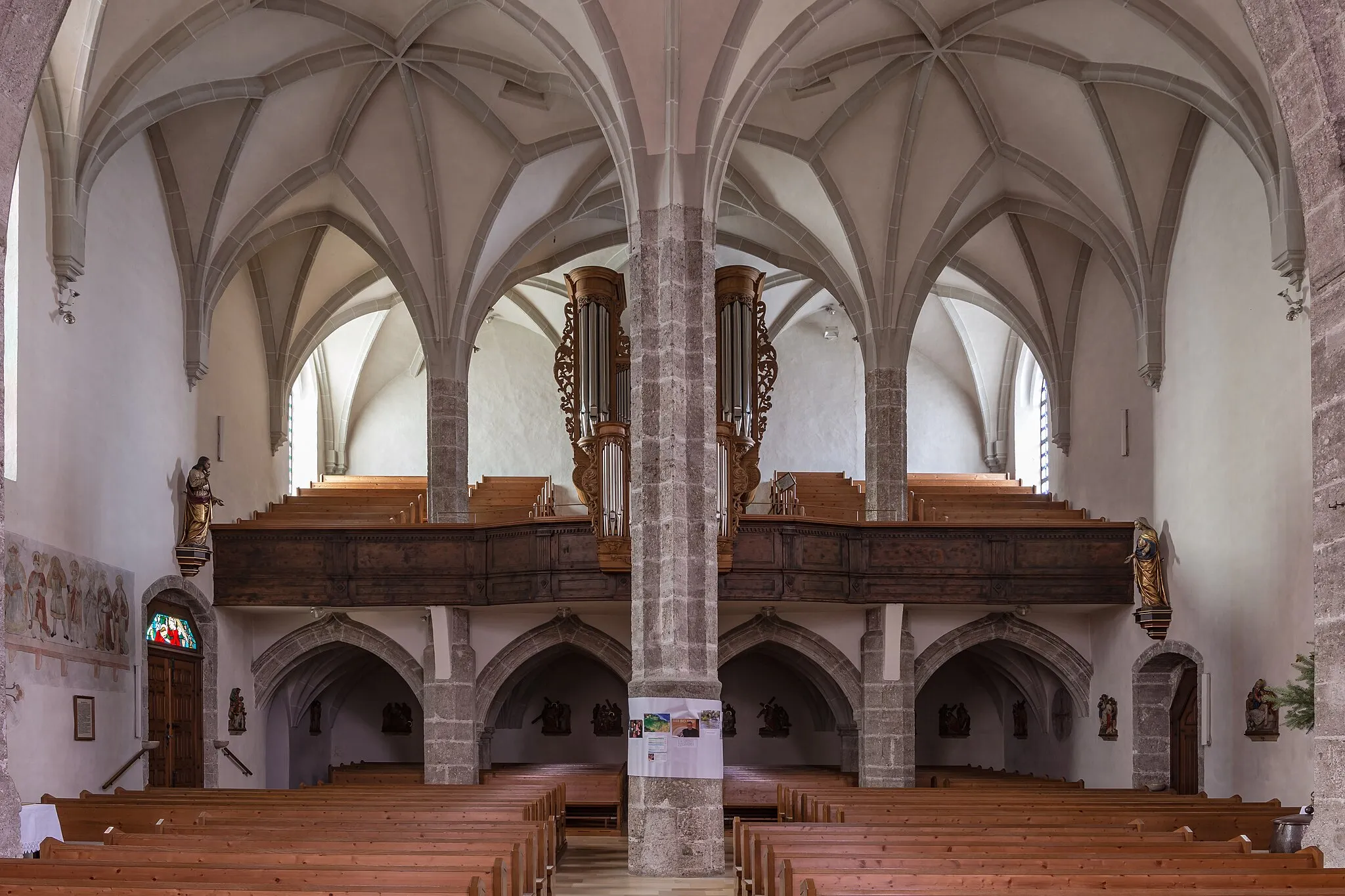 Photo showing: Kath. Pfarrkirche hl. Valentin mit Friedhofsfläche, ehem. Friedhofsportal