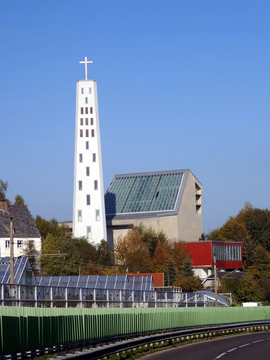 Photo showing: Kath. Pfarrkirche Hl. Geist, Lenzing, Oberösterreich. Südansicht.