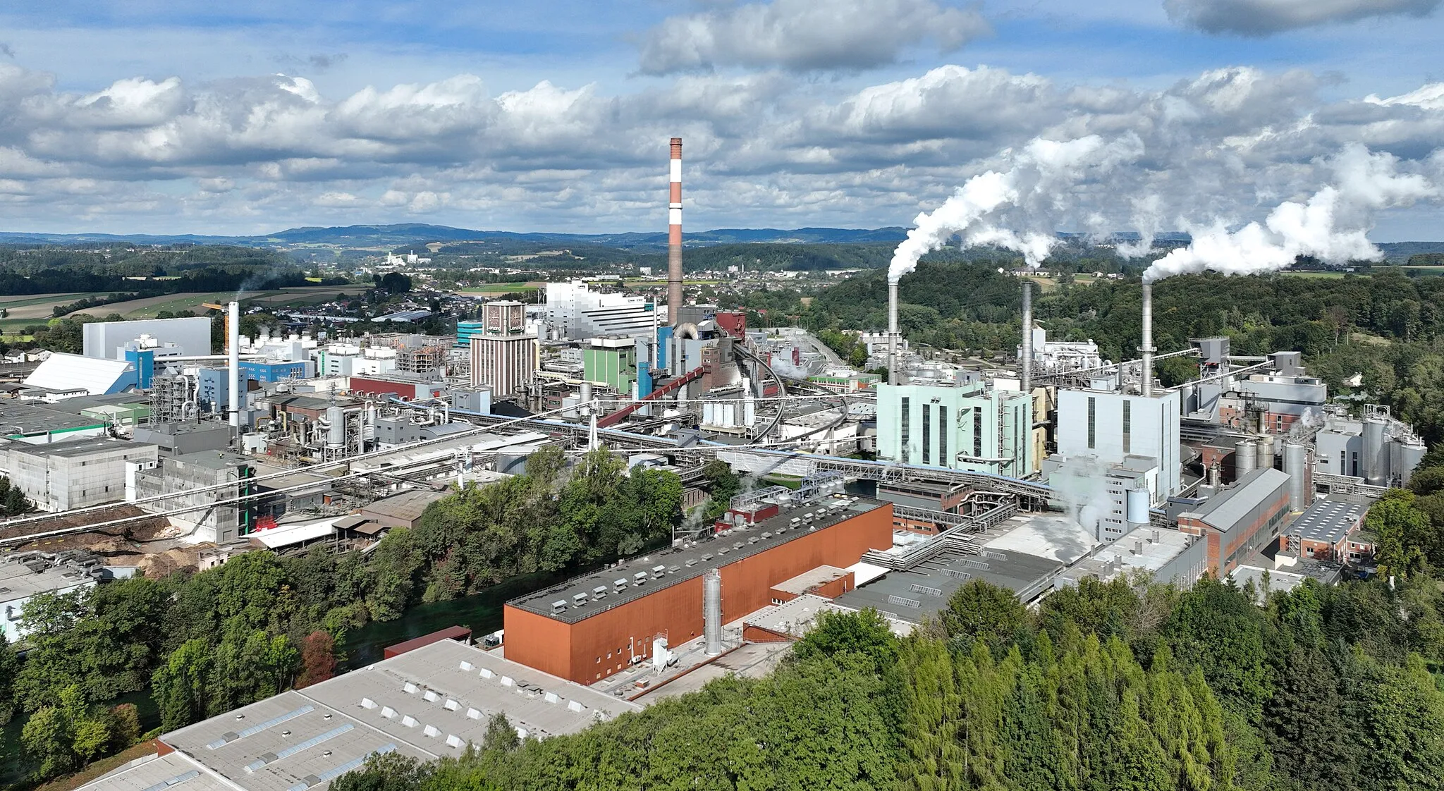 Photo showing: South view of the Lenzing AG plant in Upper Austria.