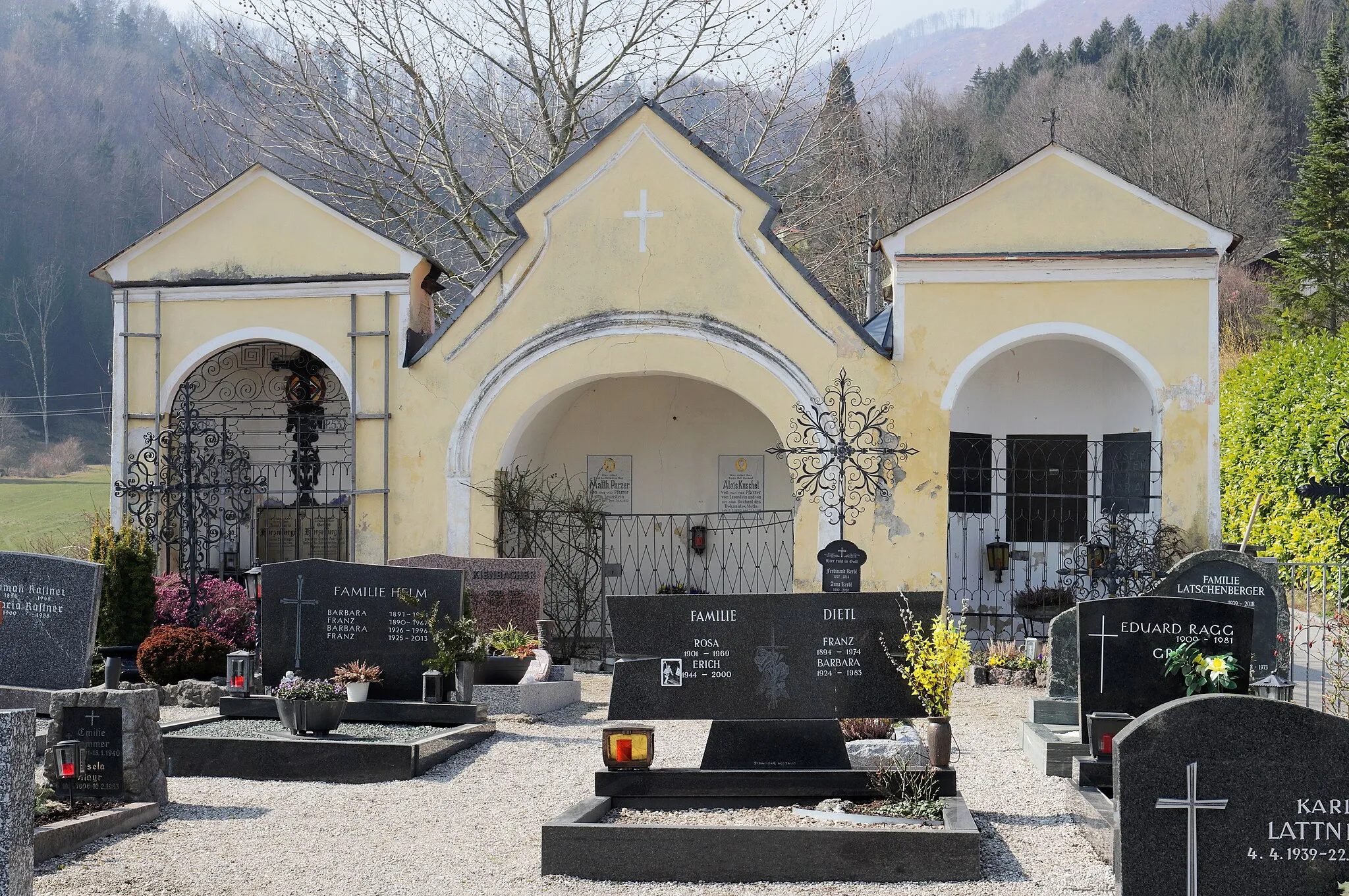 Photo showing: Die Priestergräber am Friedhof der Leonsteiner Pfarrkirche.