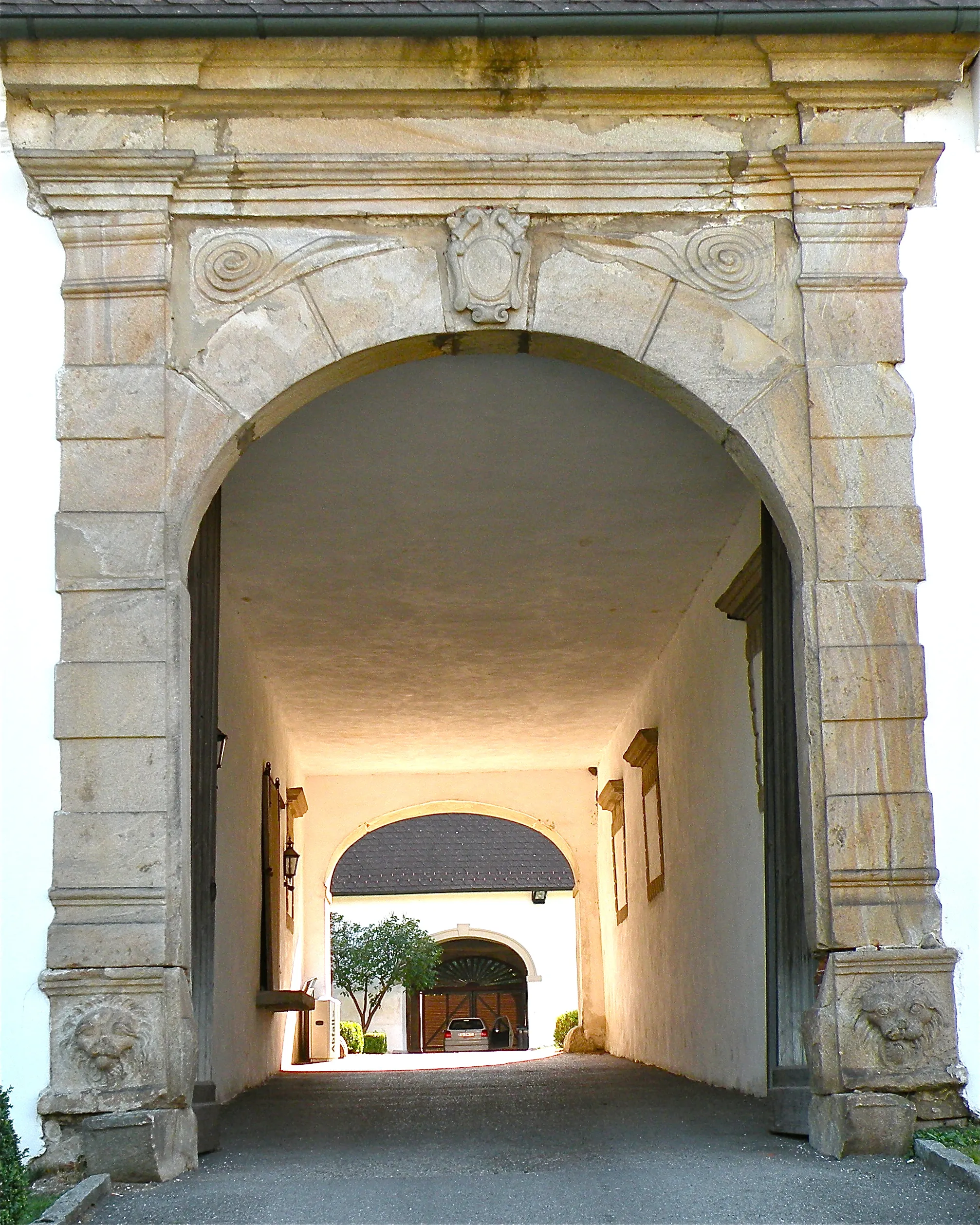 Photo showing: Ostportal von Schloss Luftenberg