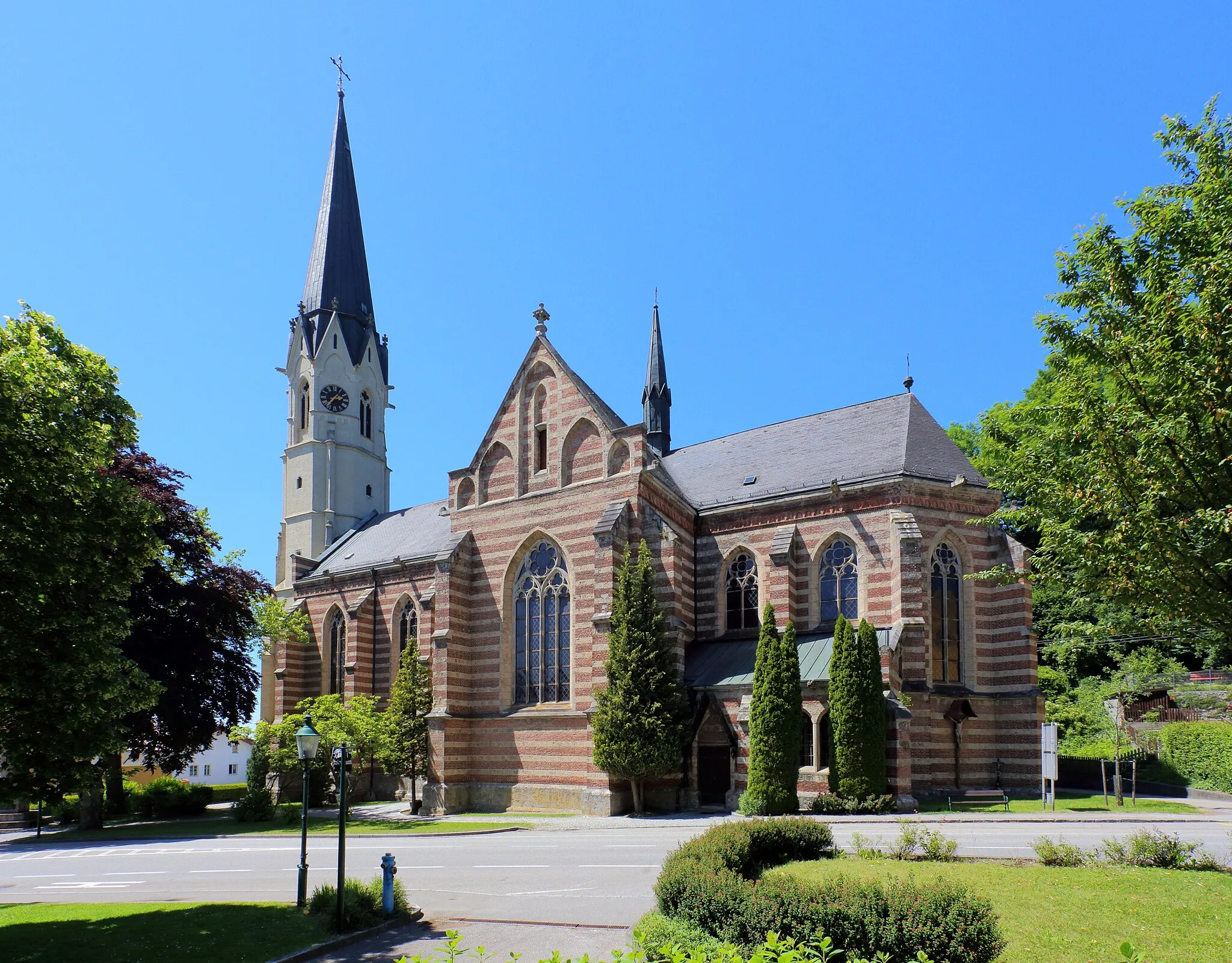 Photo showing: Katholische Pfarrkirche Mariä Himmelfahrt in der oberösterreichischen Marktgemeinde Mauerkirchen. Langhaus und Chor nach einem Brand im Jahr 1865 von 1867 bis 1872 in neugotischen Stil errichtet. Der vorgestellte gotische Westturm stammt aus dem Jahr 1504, wobei der neugotische Turmaufsatz im Jahr 1873 aufgesetzt wurde.