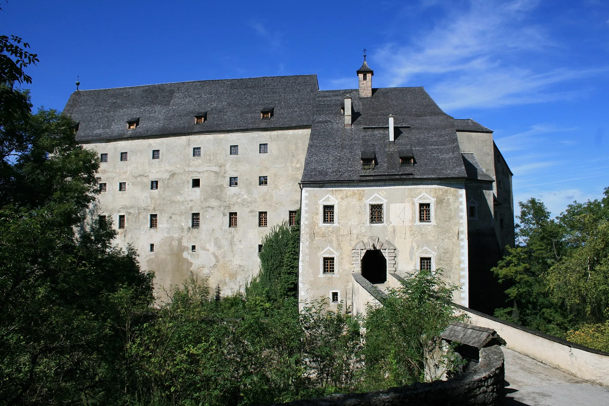 Photo showing: Vorderansicht der Burg Altpernstein mit Brücke und Portal