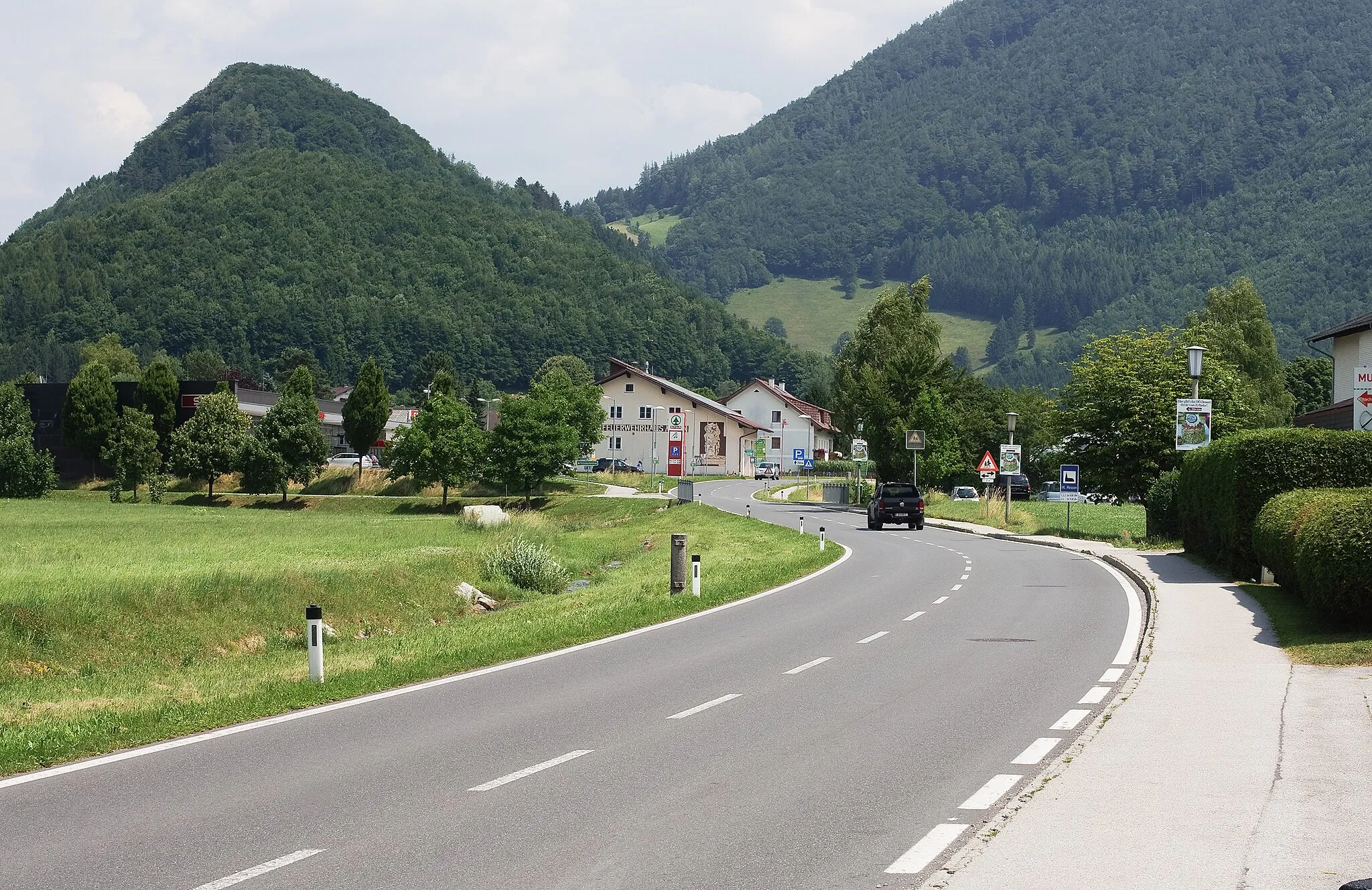 Photo showing: Die Buseckerstraße (L1325) beim Mollner Ortszentrum