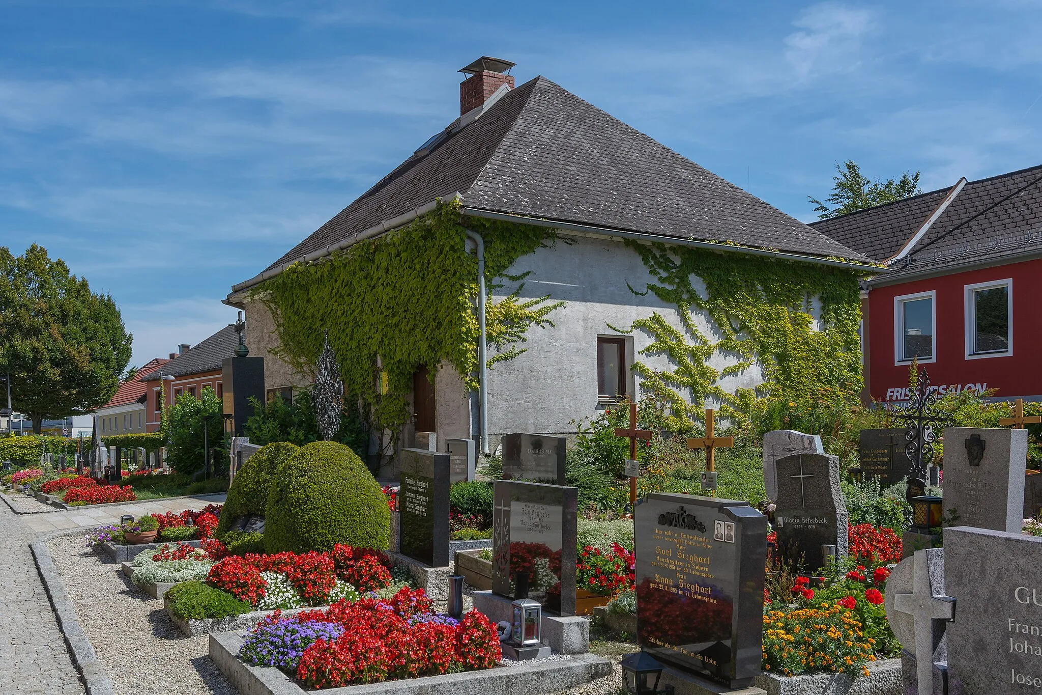 Photo showing: The ossuary beside the parish church of Naarn im Machland was erected around the year 1500 but meanwhile it is used as mortuary chamber.