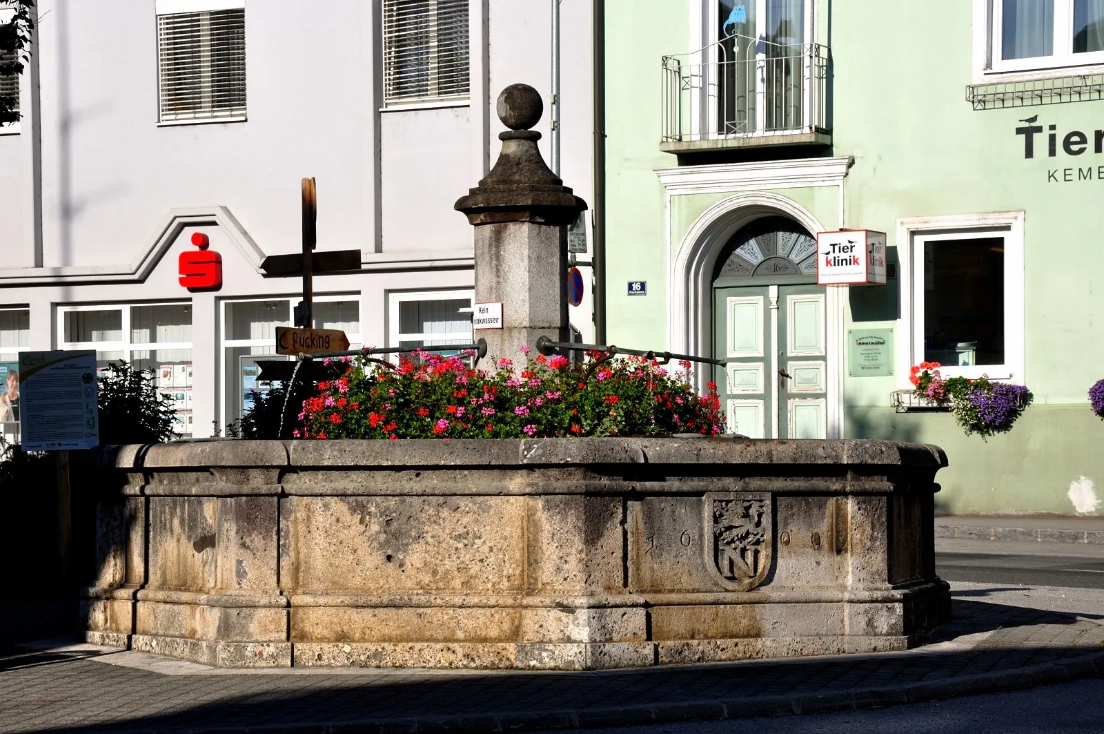 Photo showing: Brunnen am Marktplatz, auch Röhrlbrunnen genannt