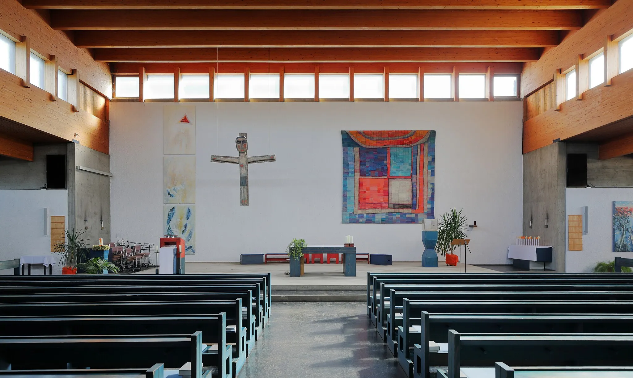 Photo showing: Innenansicht in Richtung Altar in der röm.-kath. Pfarrkirche hl. Berthold in Neuzeug, ein Ortsteil der oberösterreichischen Marktgemeinde Sierning. Der Spatenstich für die nach Plänen von Gottfried Nobl und Othmar Kainz errichtete Pfarrkirche erfolgte am 17. August 1969 und am 24. Oktober 1971 wurde die Kirche durch Bischof Franz Zauner feierlich geweiht. Für die Innenausstattung der Kirche wurde die Künstlerin Lydia Roppolt beauftragt.