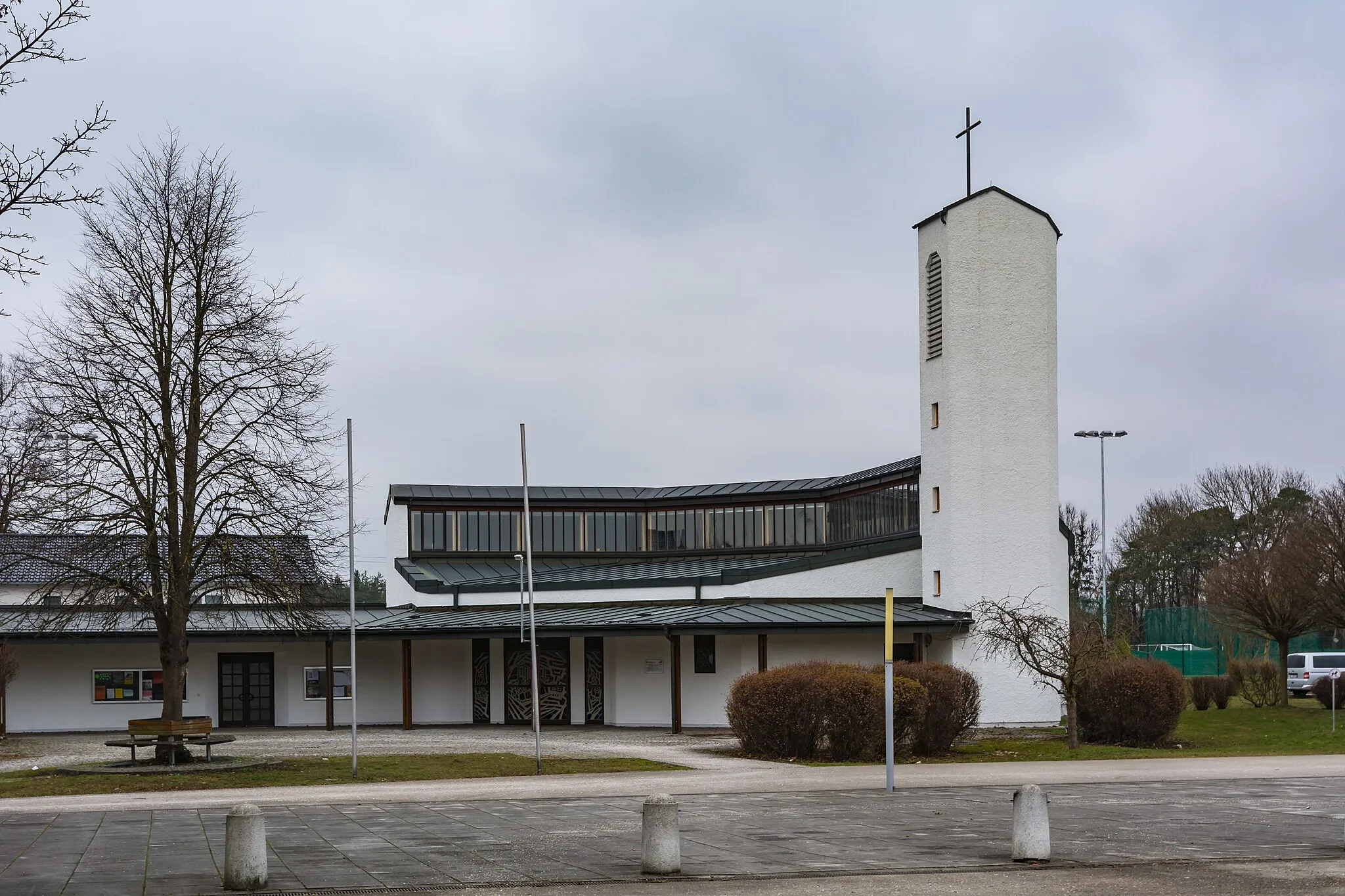 Photo showing: The parish church of Traun-Oedt was erected in 1988/89. It is dedicated to St. Joseph, foster father of Jesus.