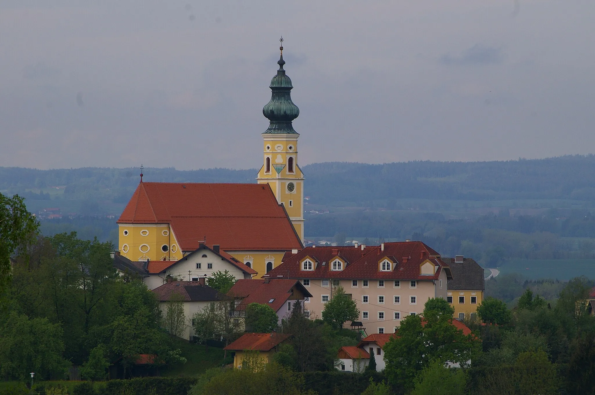 Photo showing: parish church Ostermiething