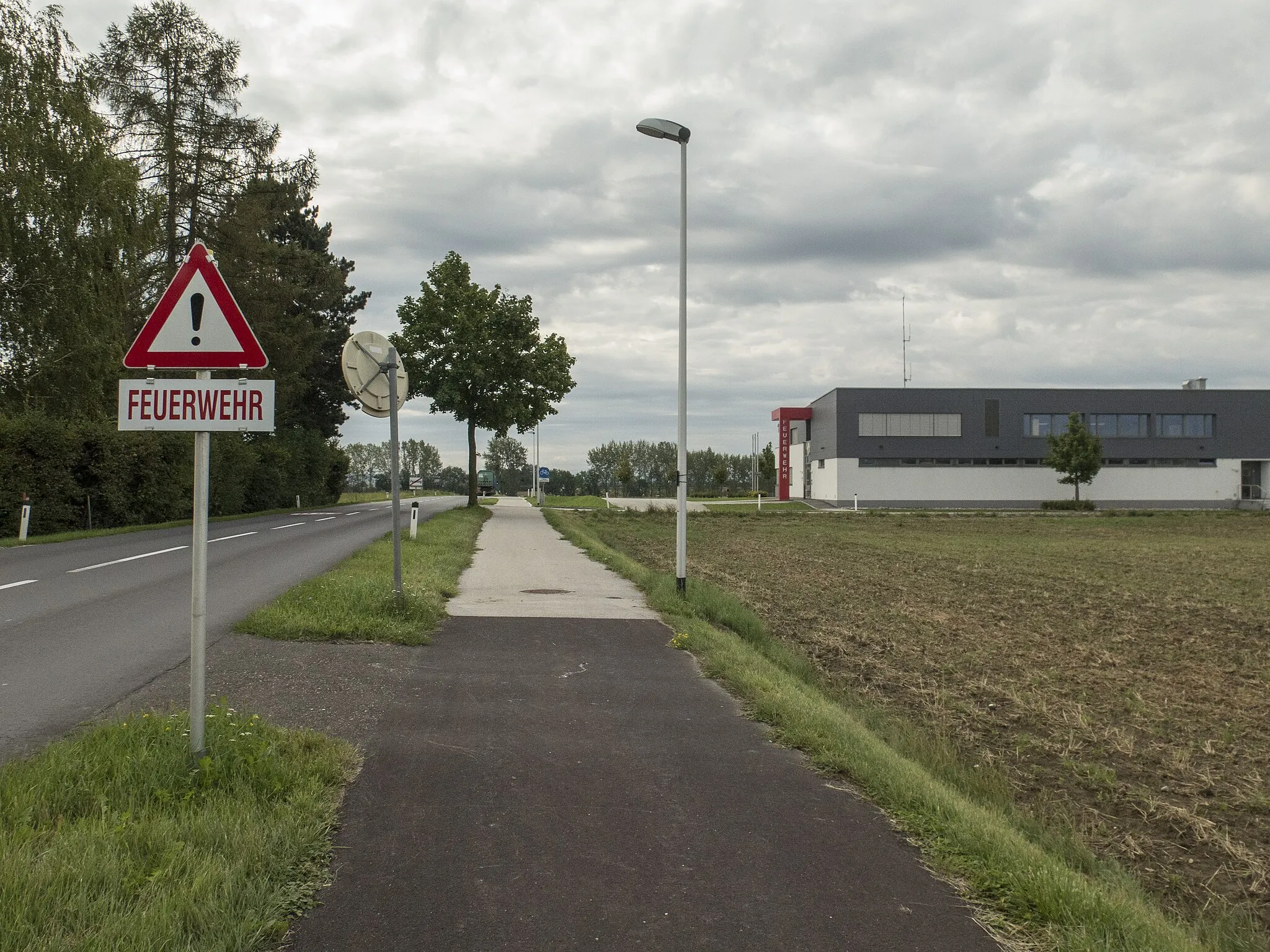 Photo showing: das neue Feuerwehrdepot von Pasching an der Straße nach Langholzfeld