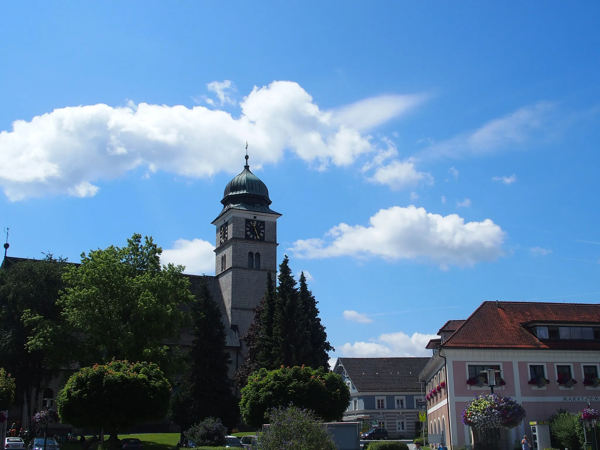 Photo showing: Pfarrkirche und Marktgemeindeamt im Zentrum von Pettenbach