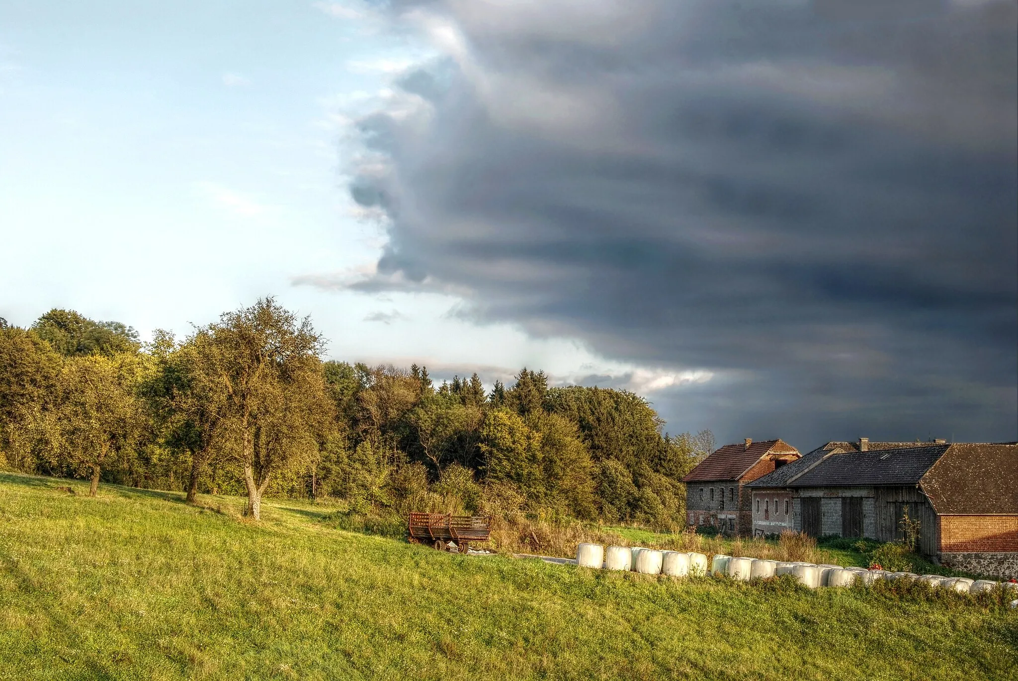 Photo showing: Landscape of Puchenau. Tone-mapped HDR of three images, created with Qtpfsgui.