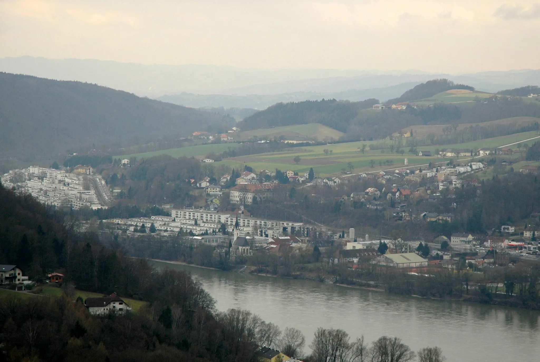 Photo showing: Puchenau (an der Donau, in Oberösterreich) von Südosten her gesehen. Die weiße Bebauung an der Donau ist die "Gartenstadt" I und II. Foto wurde von der "Franz Josef Warte" am Linzer Römerberg bzw. Freinberg an der Grenze zu Leonding aufgenommen.