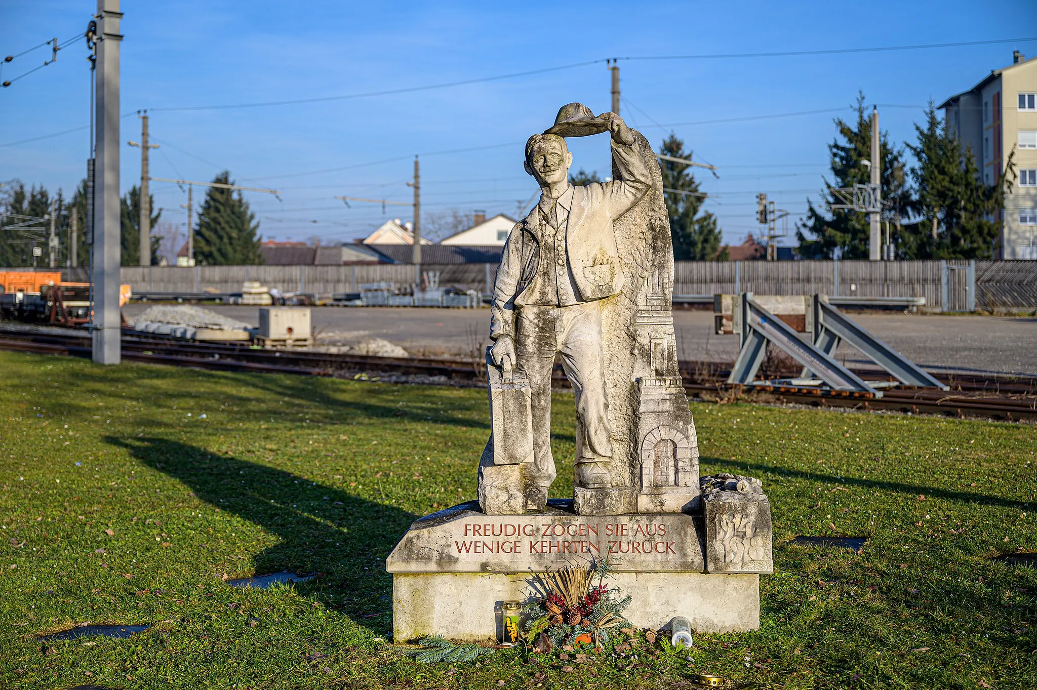 Photo showing: Am Bahnhof Traun in Oberösterreich steht eine Erinnerung an die Soldaten des Ersten Weltkriegs.