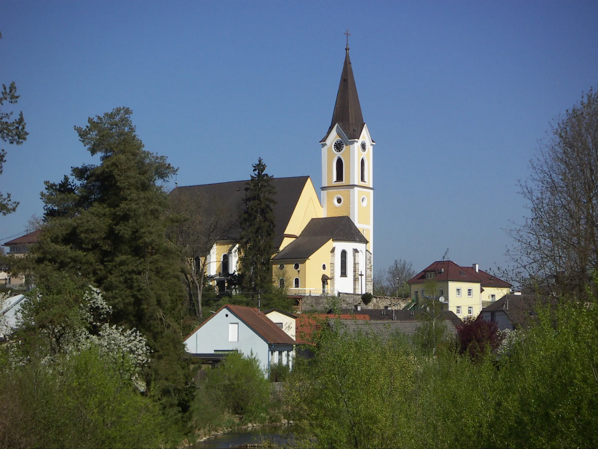 Photo showing: The Roman-Catholic Parish Church of St. Georgen an der Gusen, Austria from the South

This media shows the protected monument with the number 17550 in Austria. (Commons, de, Wikidata)