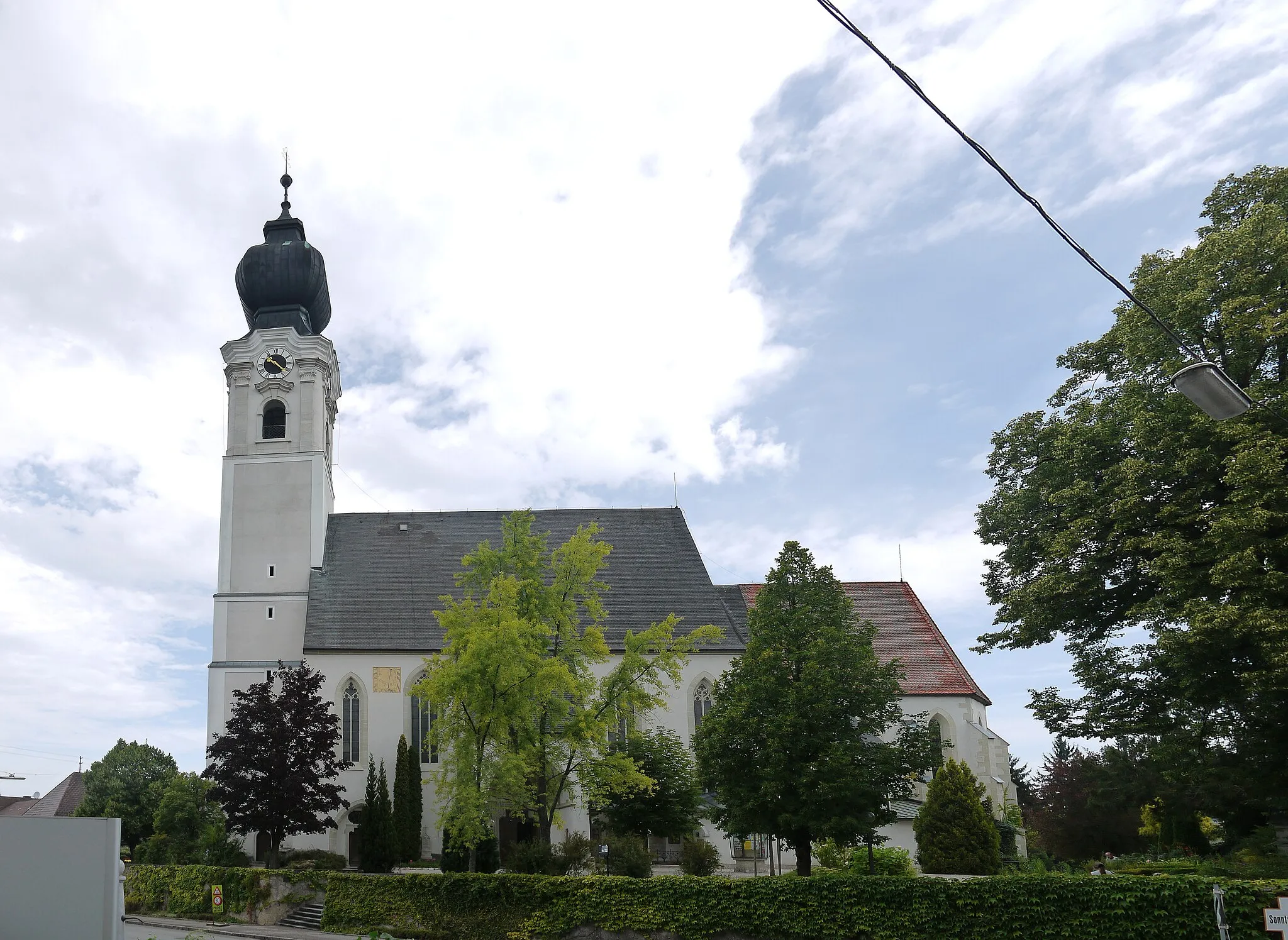 Photo showing: Kath. Pfarrkirche hl. Georg und Kriegerdenkmal