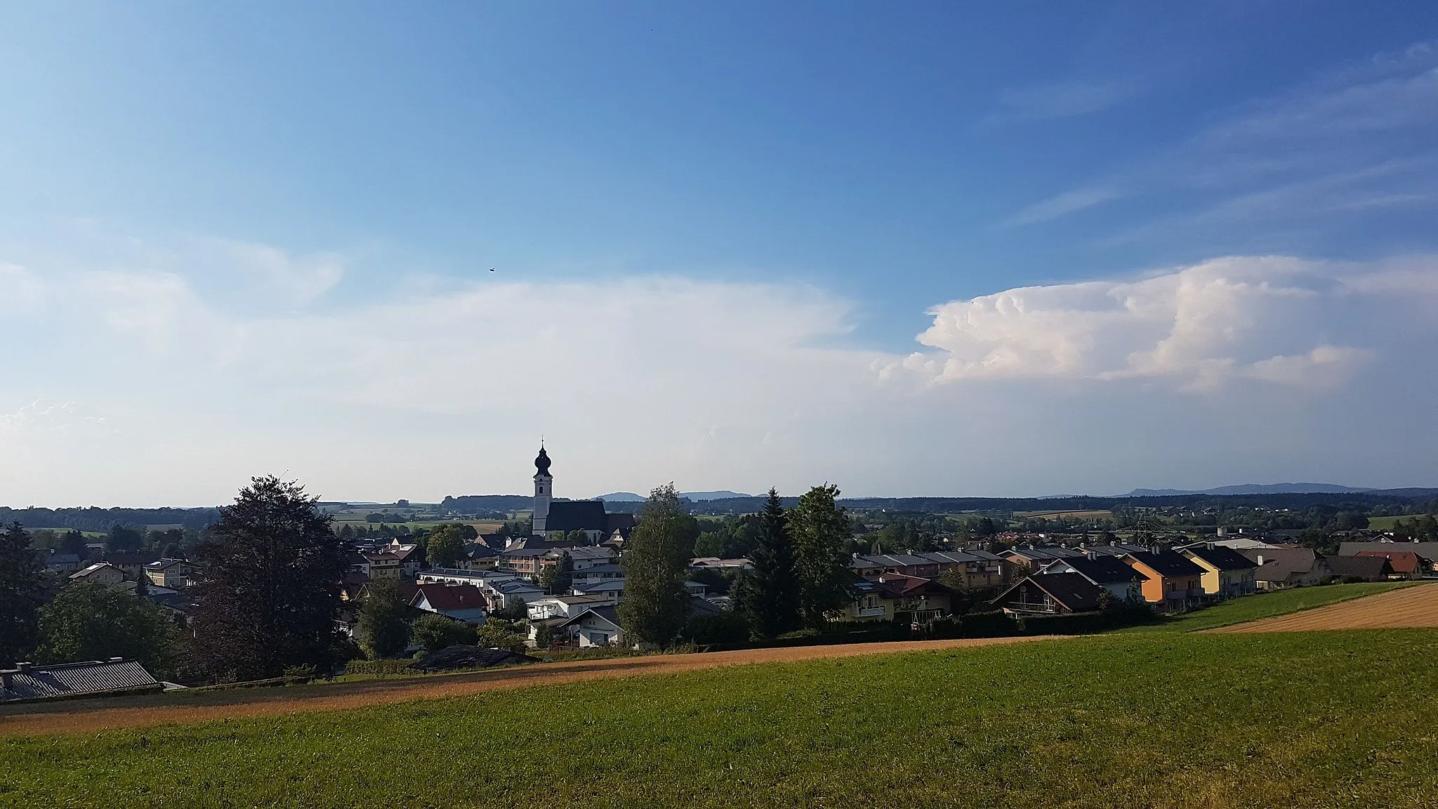 Photo showing: Blick auf St- Georgen im Attergau vom Kalvarienberg im Juli 2018.