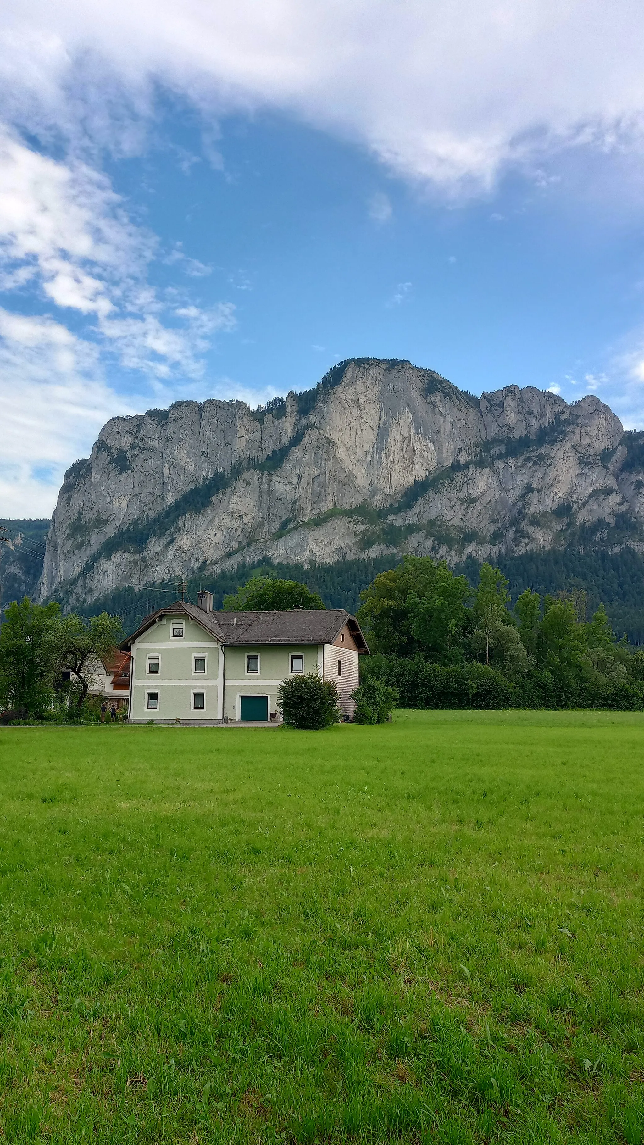 Photo showing: Random house that stands near the Drachen wand near Mondsee in Upper Austria