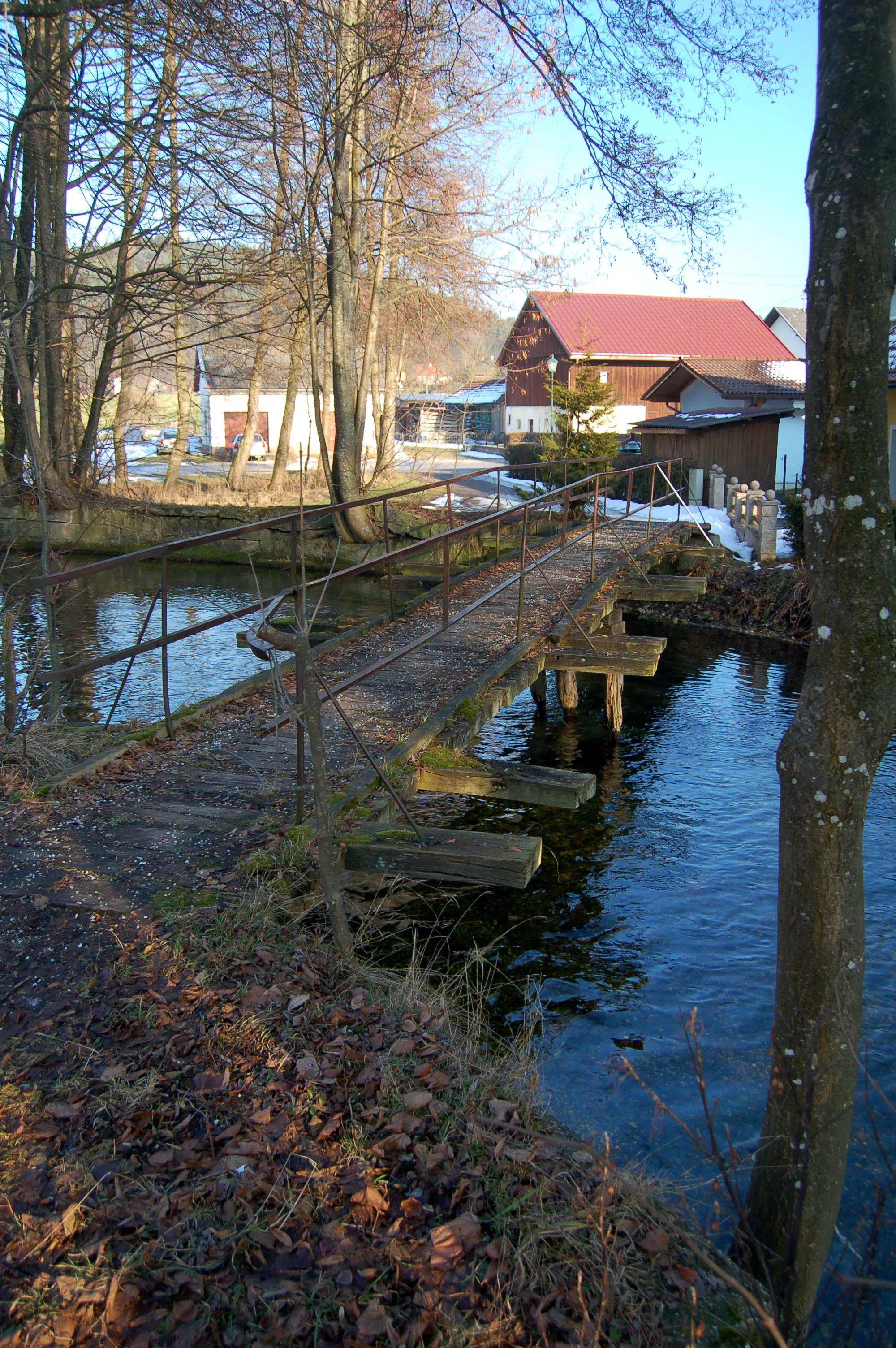 Photo showing: Bridge crossing Schwemmbach, a small river near Herrenhaus Kaltenbrunner in Schlachen, Upper Austria.