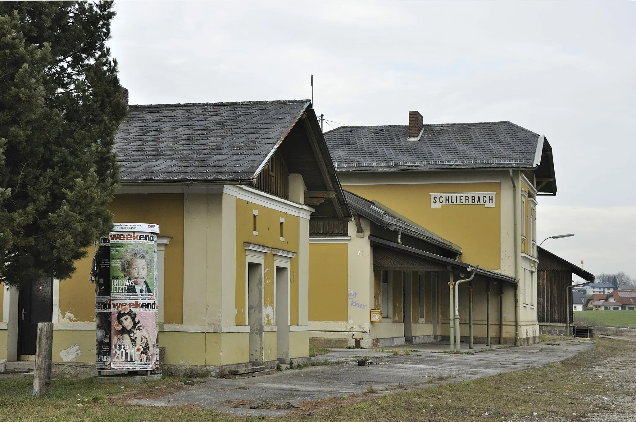 Photo showing: Aufnahmsgebäude, Toilettenhäuschen und Gütermagazin