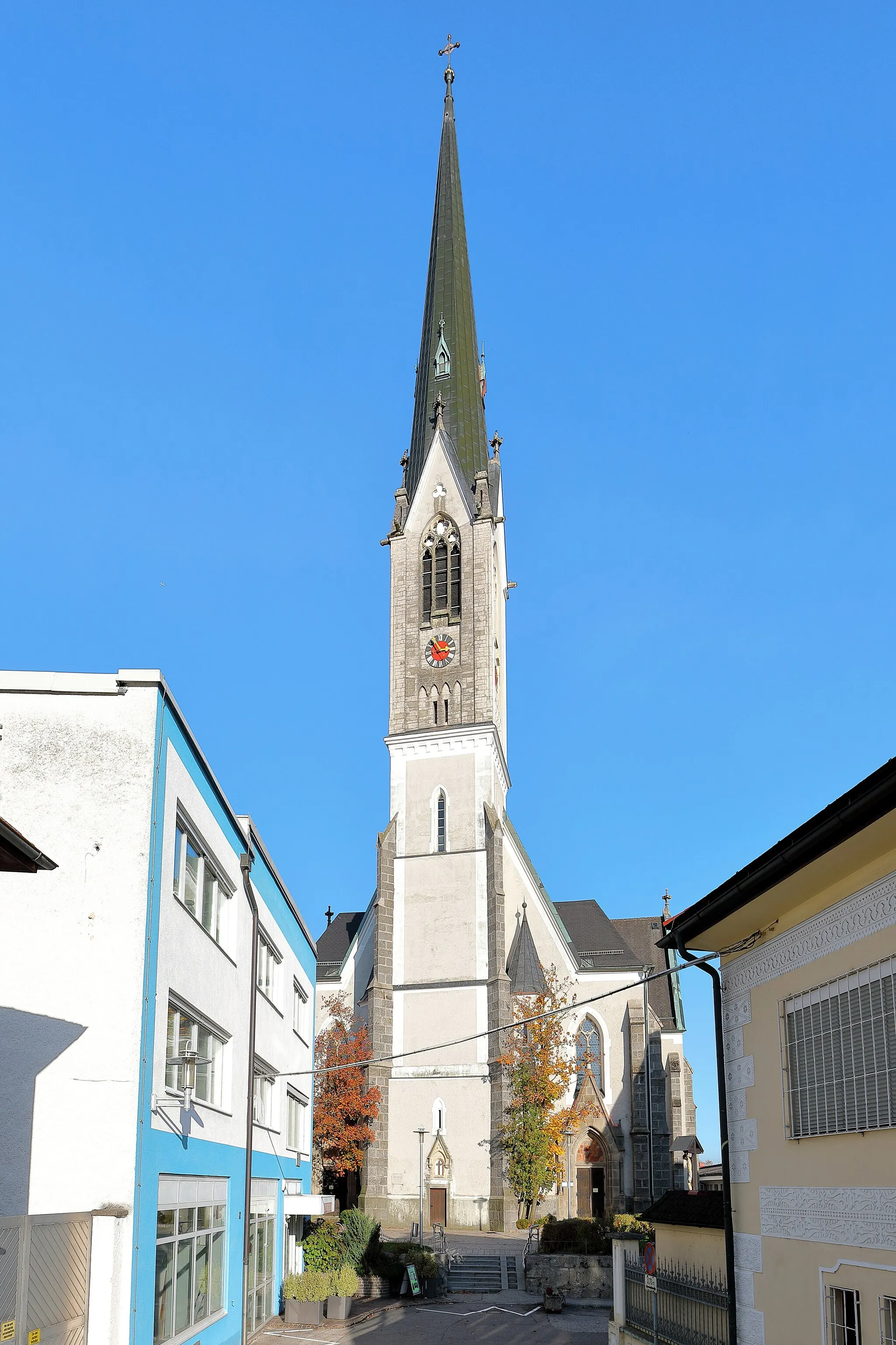 Photo showing: Die röm.-kath. Pfarrkirche hl. Michael in der oberösterreichischen Stadtgemeinde Schwanenstadt. Die Kirche mit dem weithin sichtbaren 78 m hohen Kirchturm wurde von 1900 bis 1902 im neogotischen Stil errichtet.