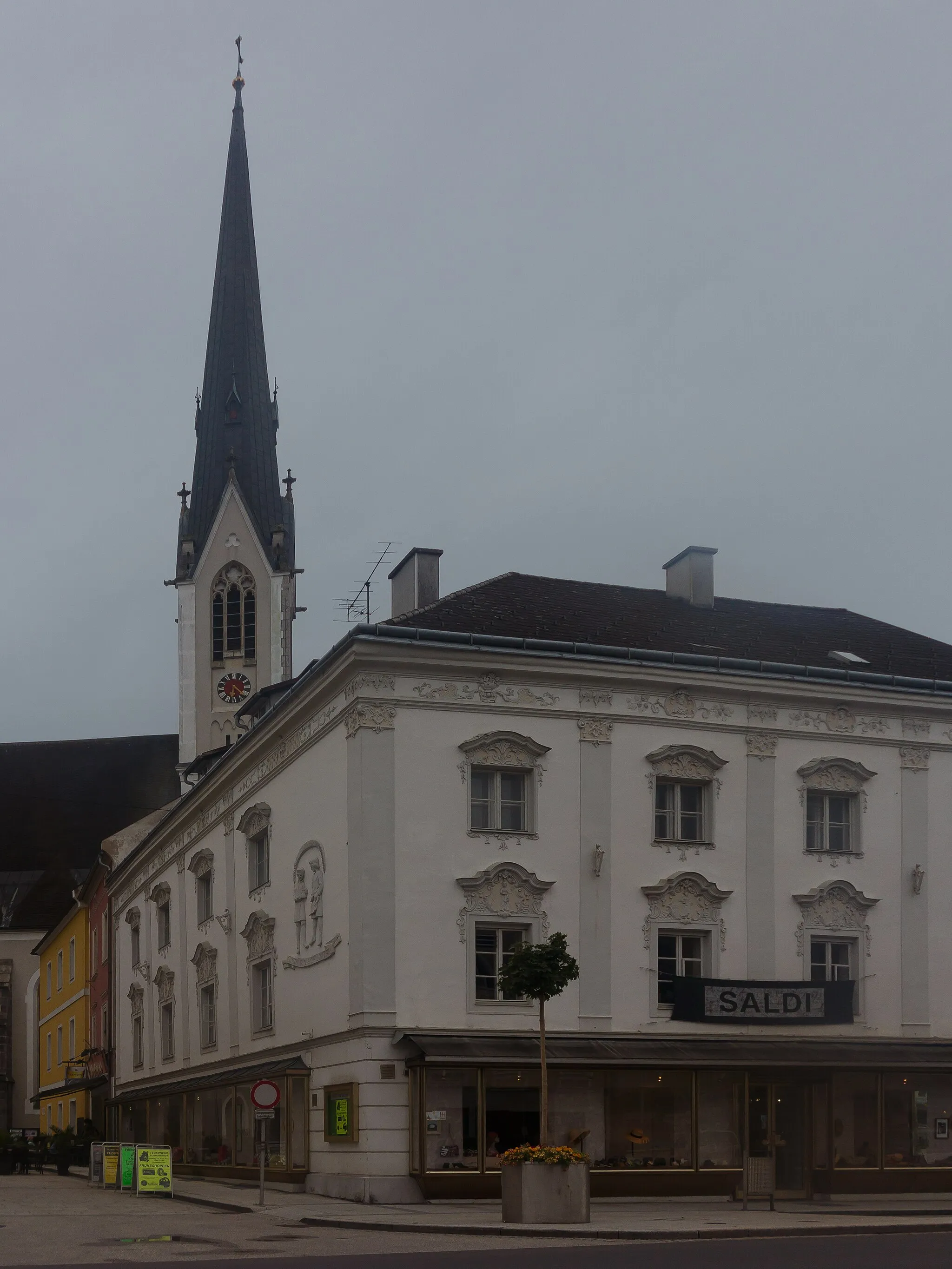 Photo showing: Schwanenstadt, churchtower (die Katholische Pfarrkirche heilige Michael) in the street