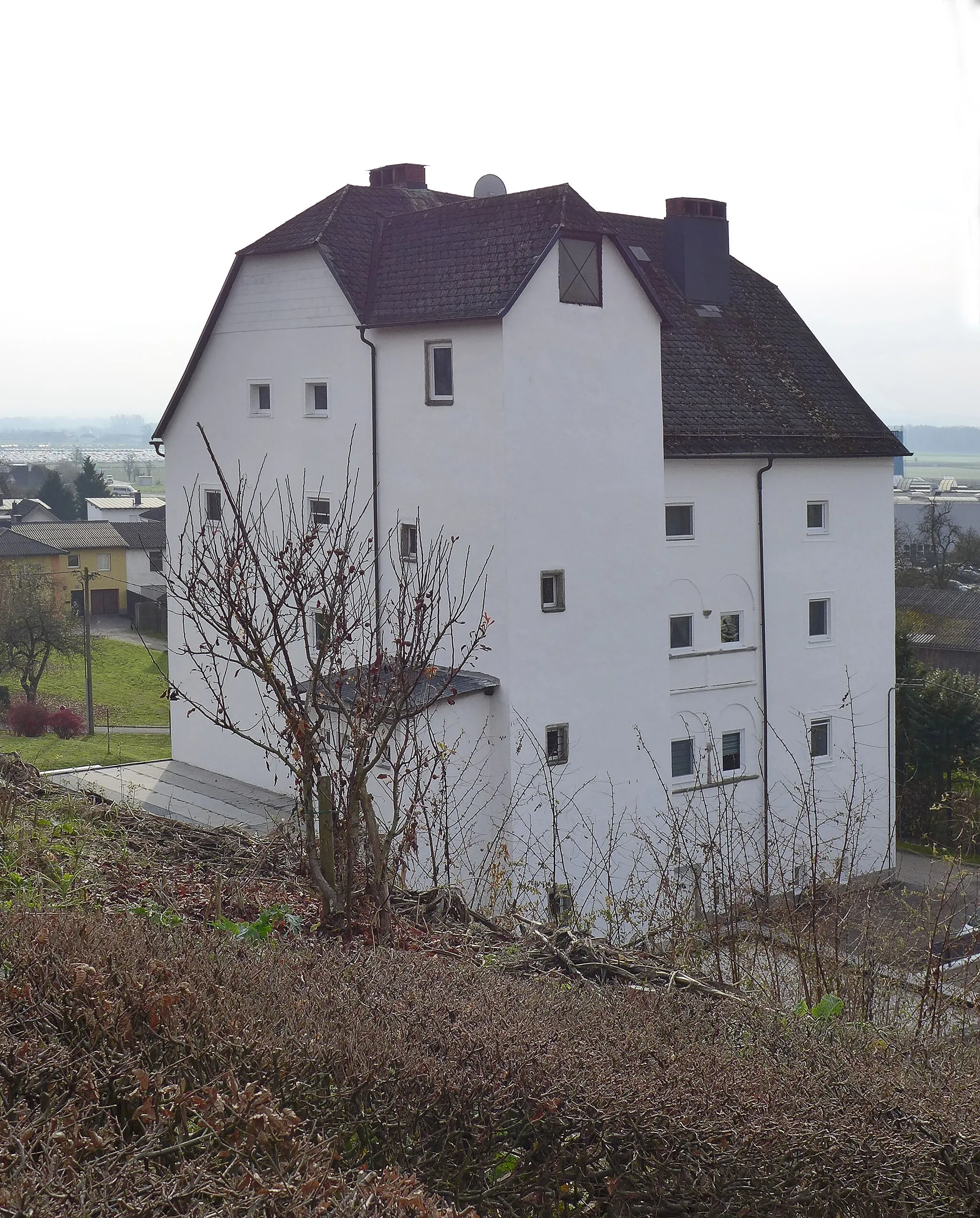 Photo showing: Schloss Poneggen in Oberoesterreich. Ansicht von Süden. Adresse Schwertberg, Reitbergstrasse 52. Nun Wohnhaus.