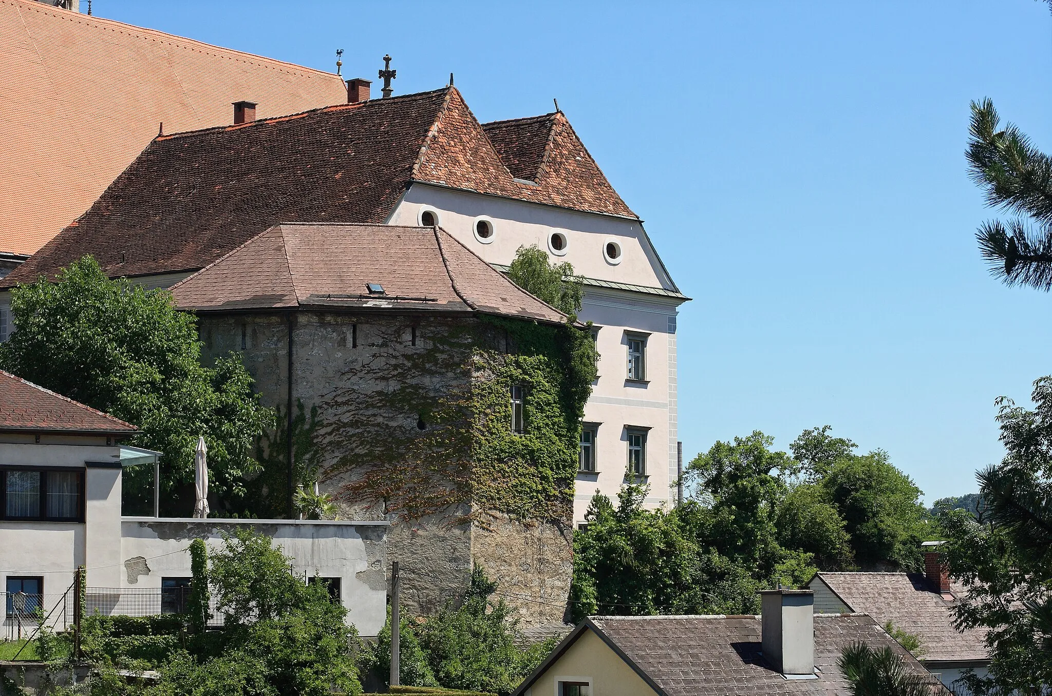 Photo showing: Ein erhaltener Turm der alten Steyrer Stadtmauer. Im Hintergrund der Pfarrhof und die Stadtpfarrkirche