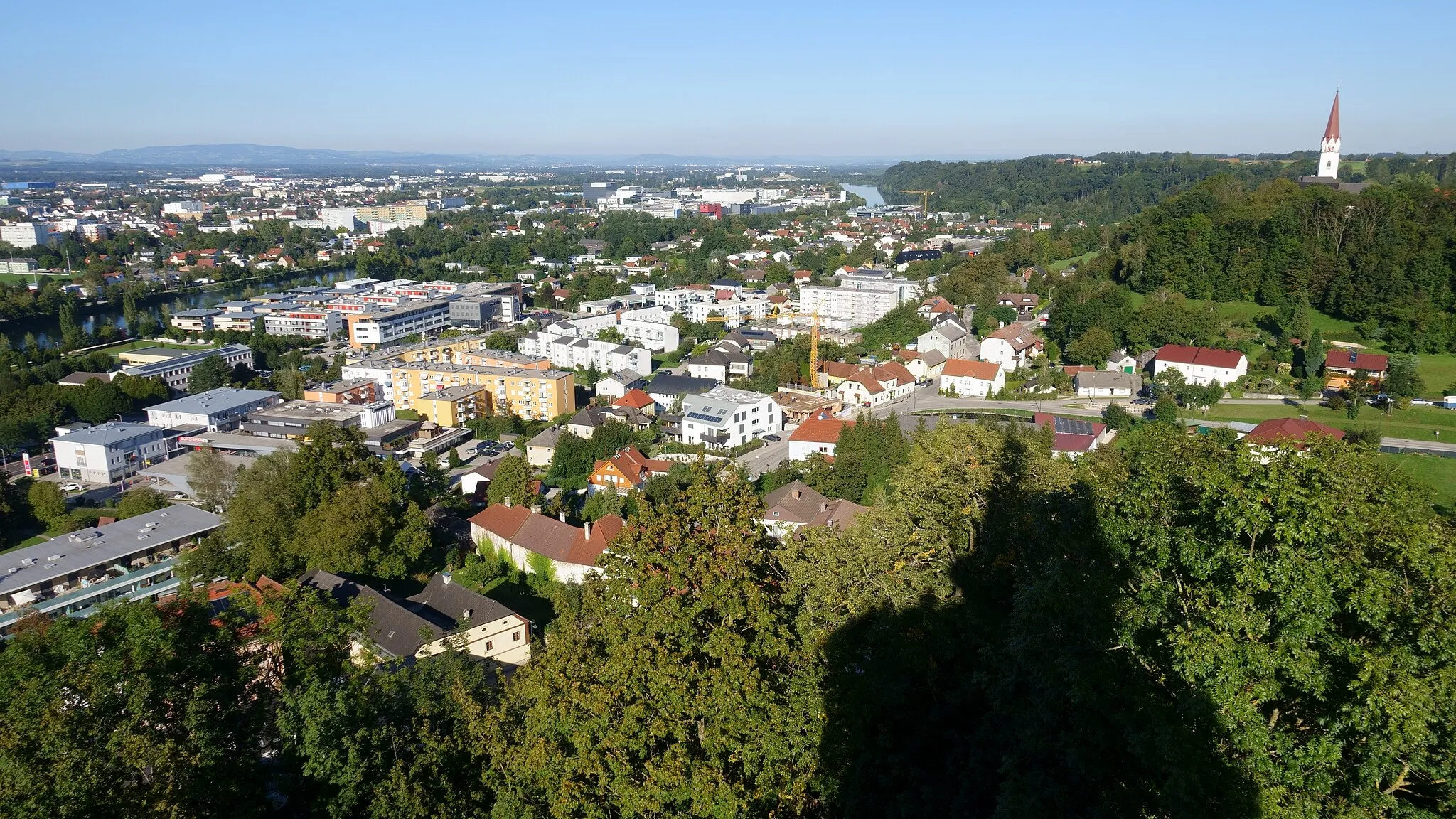 Photo showing: Blick von der Marienwarte auf die Gemeinde Thalheim bei Wels, Oberösterreich, Österreich. Links der Traun die Stadt Wels