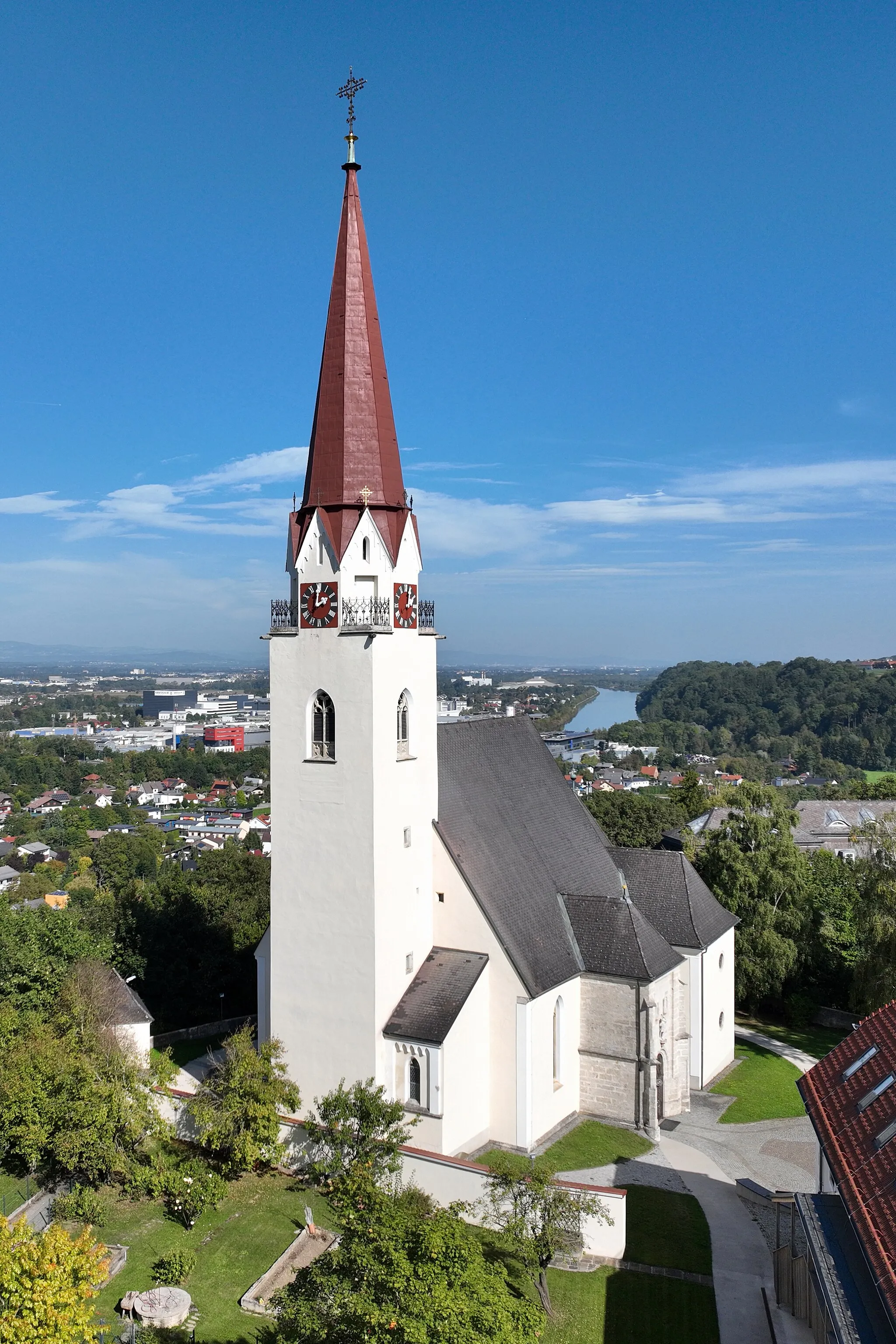 Photo showing: Southwest view of the parish church of Thalheim bei Wels.