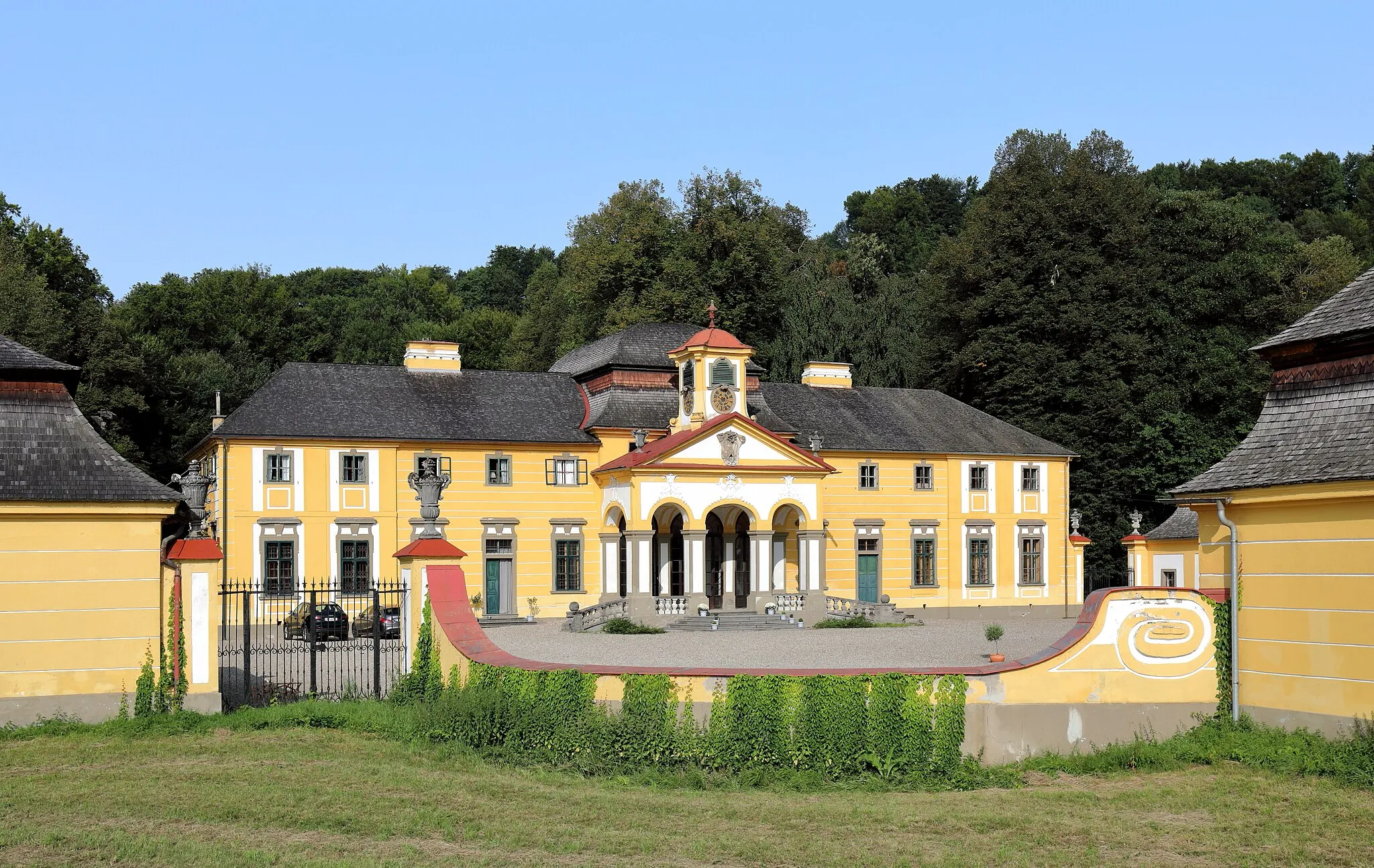 Photo showing: Hauptflügel des Schlosses Neuwartenburg in der oberösterreichischen Marktgemeinde Timelkam. Das spätbarocke Schloss umfasst das Haupthaus und einen von zwei Seitentrakten und einem Portal mit zwei Torpavillons Richtung Osten eingefassenen Ehrenhof. Das Schloss ließ Johann Albert Graf Saint-Julien-Wallsee (1673–1766) von 1730 bis 1732 von dem Wiener Architekten Anton Erhard Martinelli errichten.