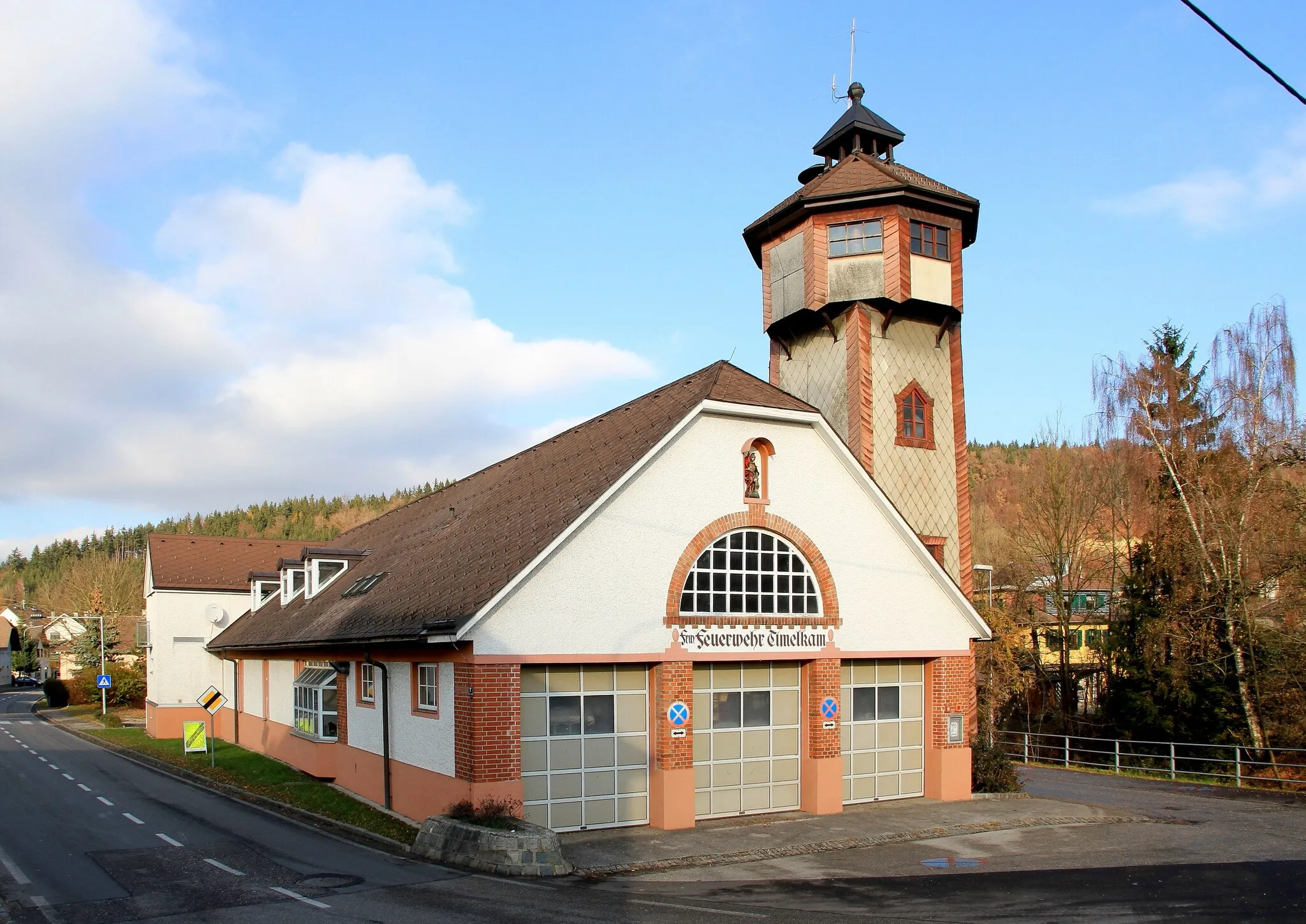 Photo showing: Das denkmalgeschützte Feuerwehrdepot in der oberösterreichischen Gemeinde Timelkam.