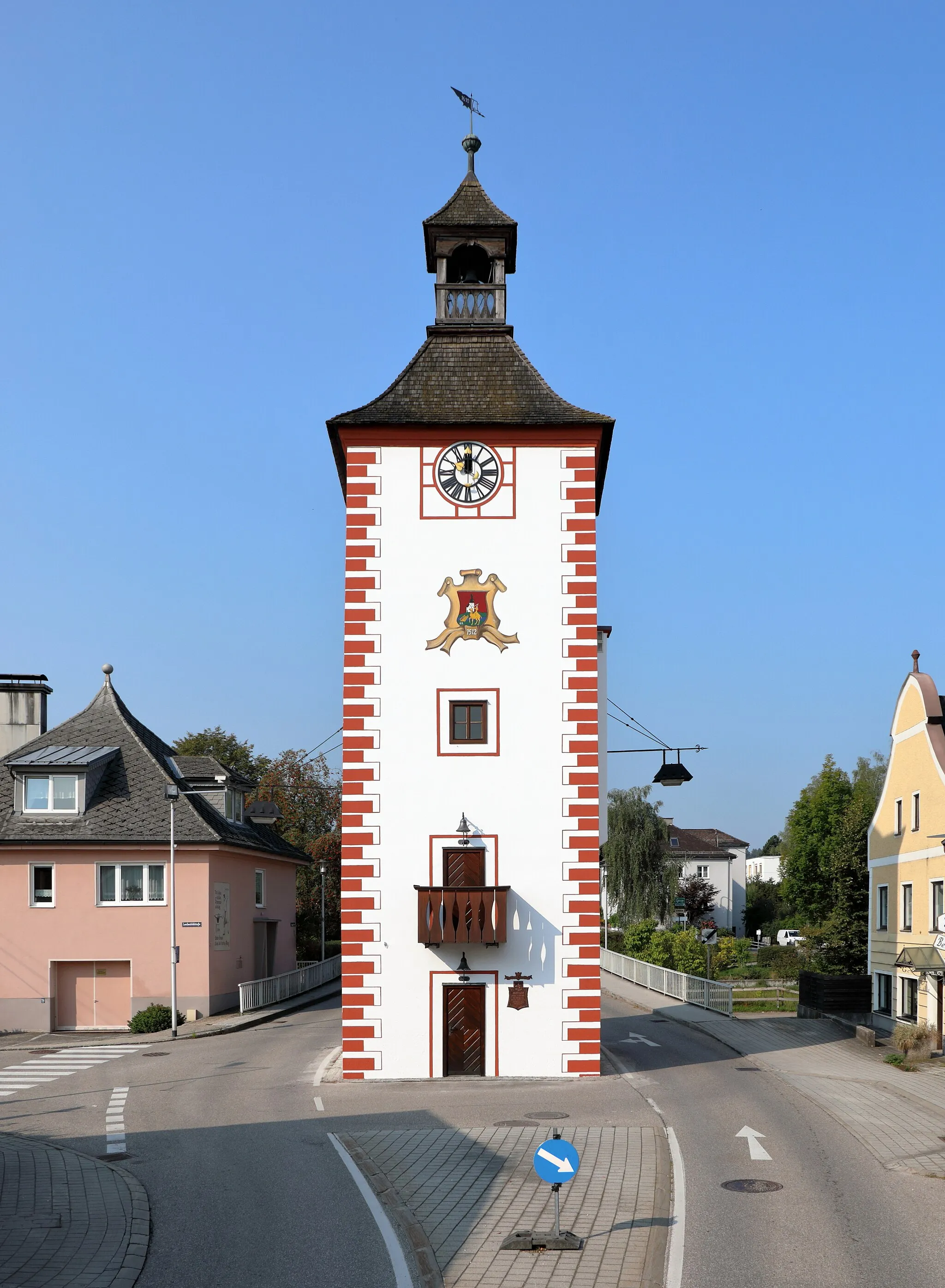 Photo showing: Der denkmalgeschützte Marktturm in der oberösterreichischen Marktgemeinde Timelkam. 1610 errichtet; bis 1842 Sitz des Marktrates und von 1706 bis 1919 als Mautturm in Verwendung.