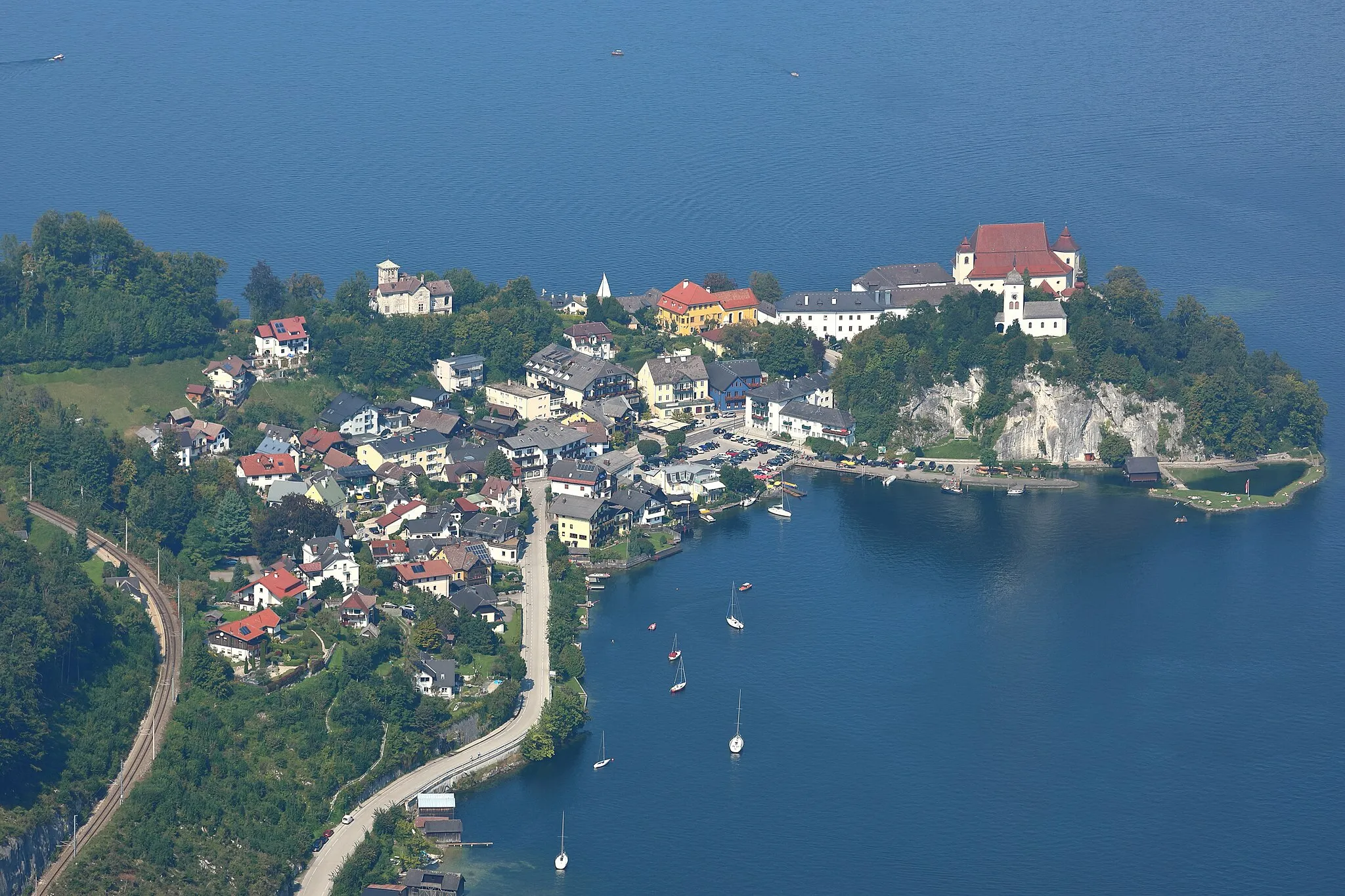 Photo showing: Südansicht von Traunkirchen am Traunsee in Oberösterreich bzw. Blick vom 923 m hohen Kleinen Sonnstein auf den Ort Traunkirchen.