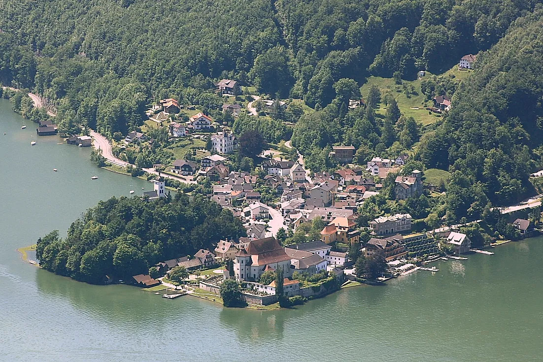 Photo showing: Traunkirchen vom Traunstein aus gesehen.