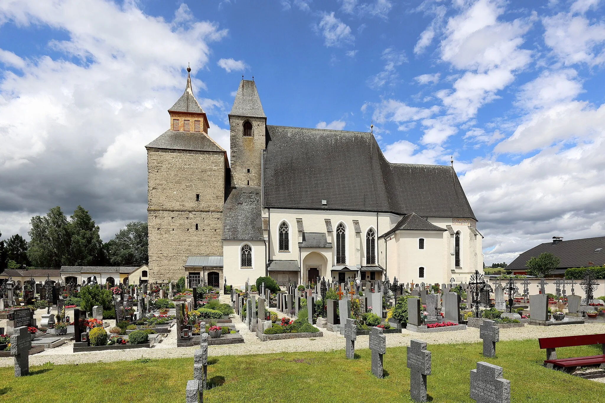 Photo showing: Südansicht der Schöndorfer Kirche in der oberösterreichischen Stadt Vöcklabruck. Die Kirche wurde auf einem Höhenplateau im ältesten Teil der Stadt errichtet und war bis 1785 auch Pfarrkirche der Stadt. Charakteristisch für dieses 824 erstmals urkundlich erwähnte Bauwerk sind die beiden ungleichen Türme. Der zweijochige gotische Chor, um 1400 errichtet, ist einschiffig und hat einen 5/8-Schluss. Das zweischiffige und vierjochige Langhaus wurde unter Einbeziehung älterer Bauteile von 1450 bis 1476 gebaut. Zu Beginn des 16. Jahrhunderts wurde der mächtige Westturm, der nie seine vorgesehene Höhe erreichte, angebaut. Der schmächtigere Turm sollte geschleift und die dadurch entstandene Lücke mittels Verlängerung des Langhauses zum mächtigen Westturm geschlossen warden.