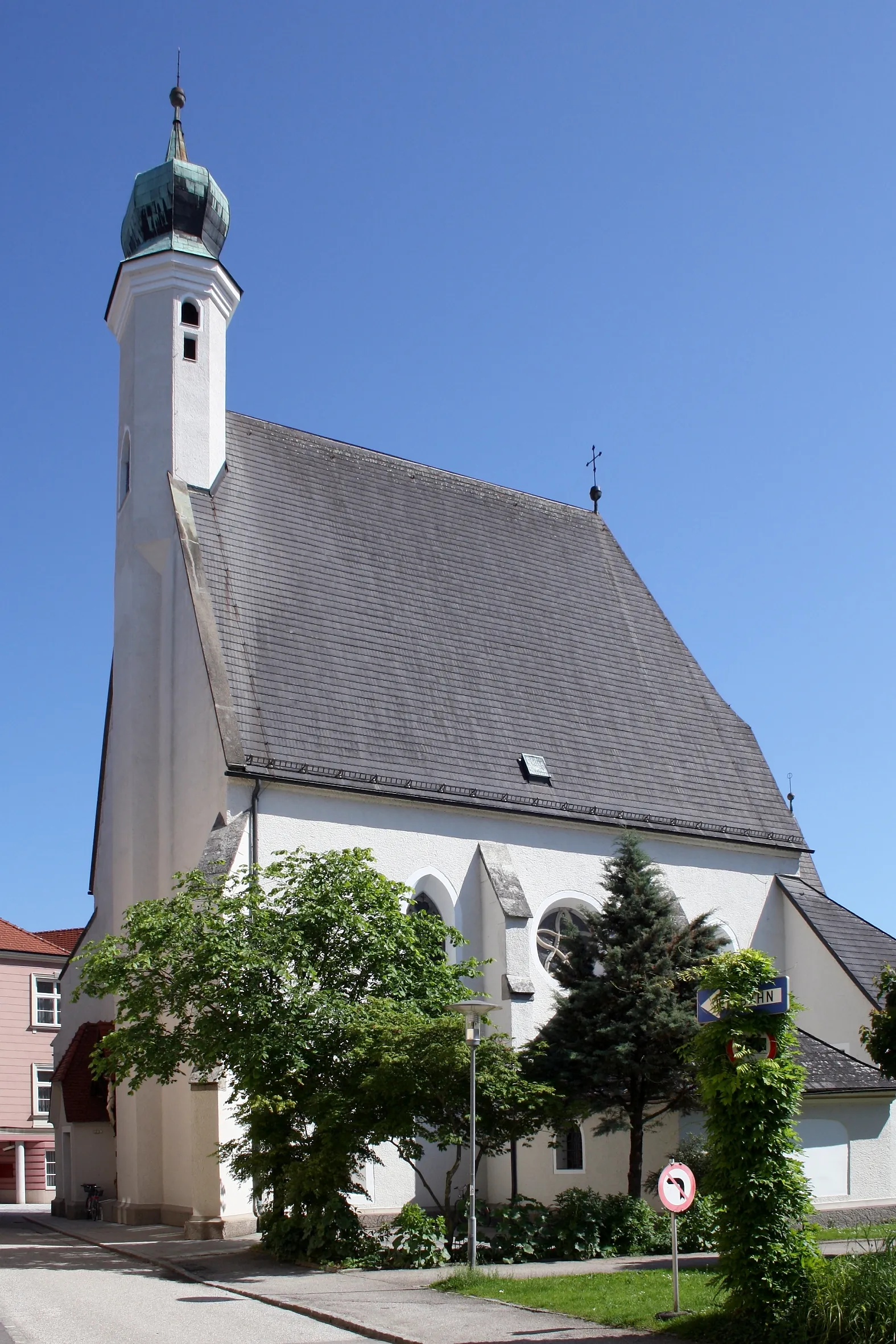 Photo showing: Südwestansicht der Stadtpfarrkirche St. Ulrich in der oberösterreichischen Stadt de:Vöcklabruck.