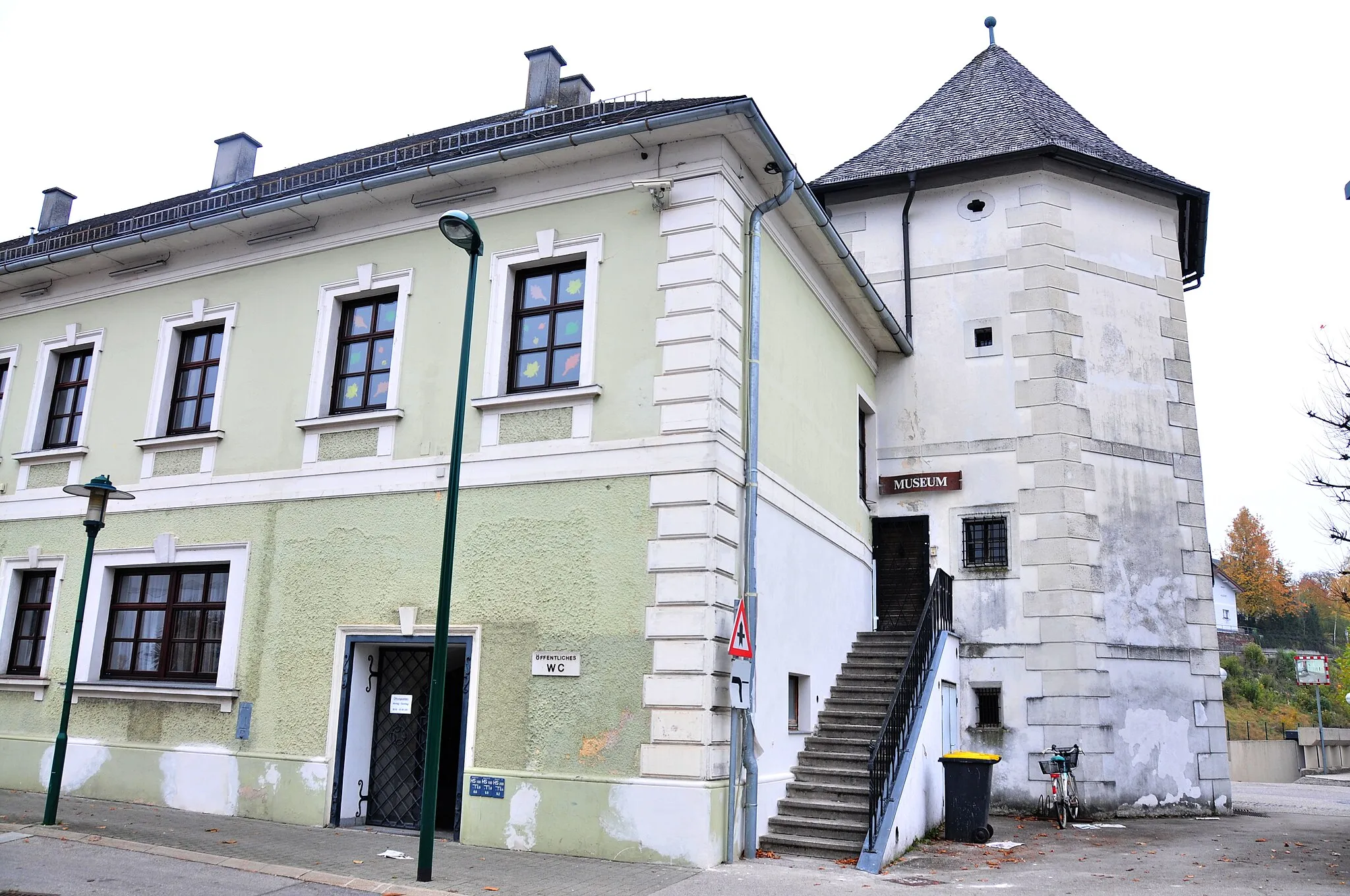 Photo showing: Gemeindeamt (Außenbau und historischer Durchgang) und sog. Fischerturm