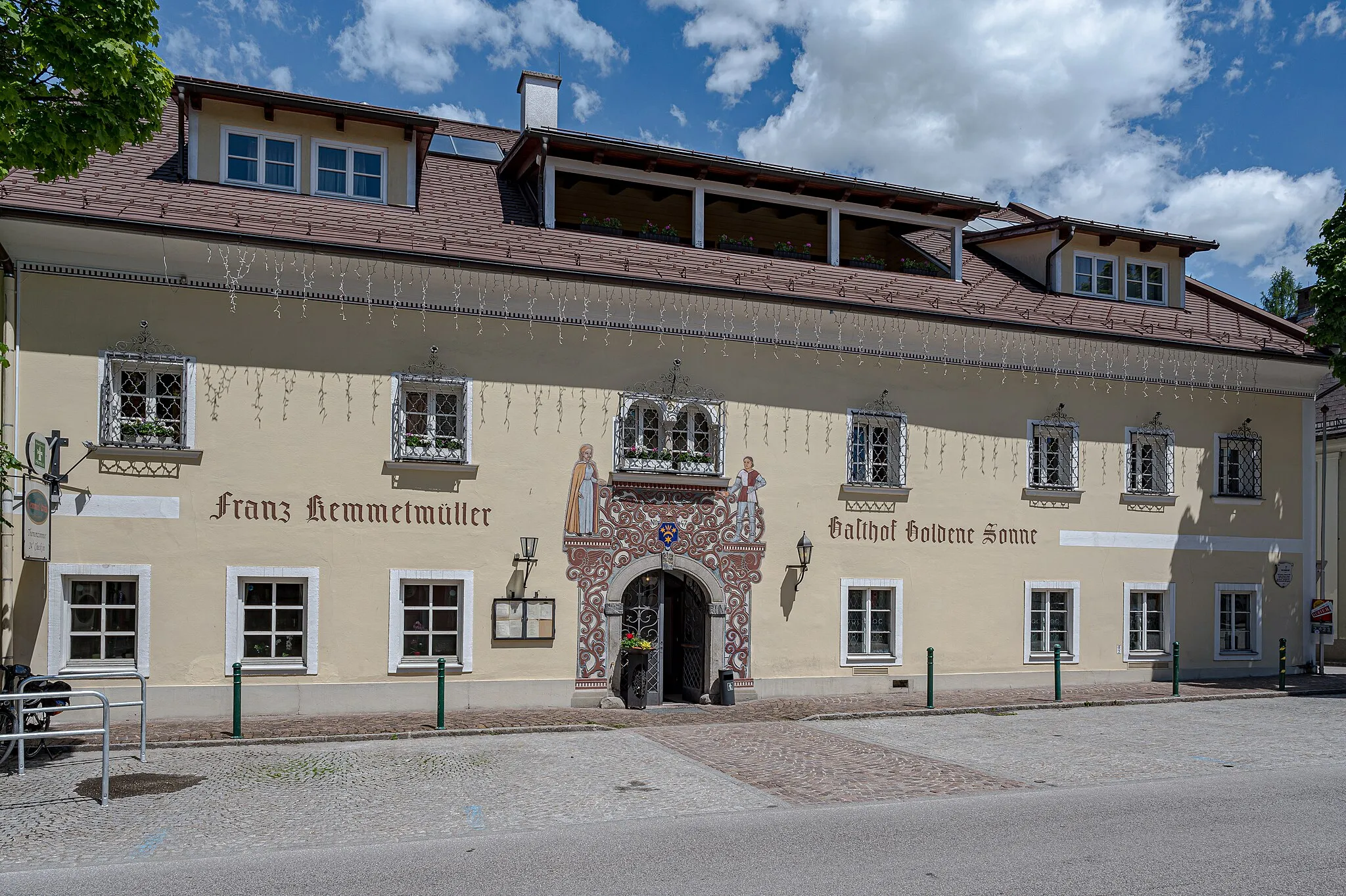 Photo showing: The inn "Zur Goldenen Sonne" (Veichllehen) has an entrance portal decorated with sgrafitto. The house is a listed building.