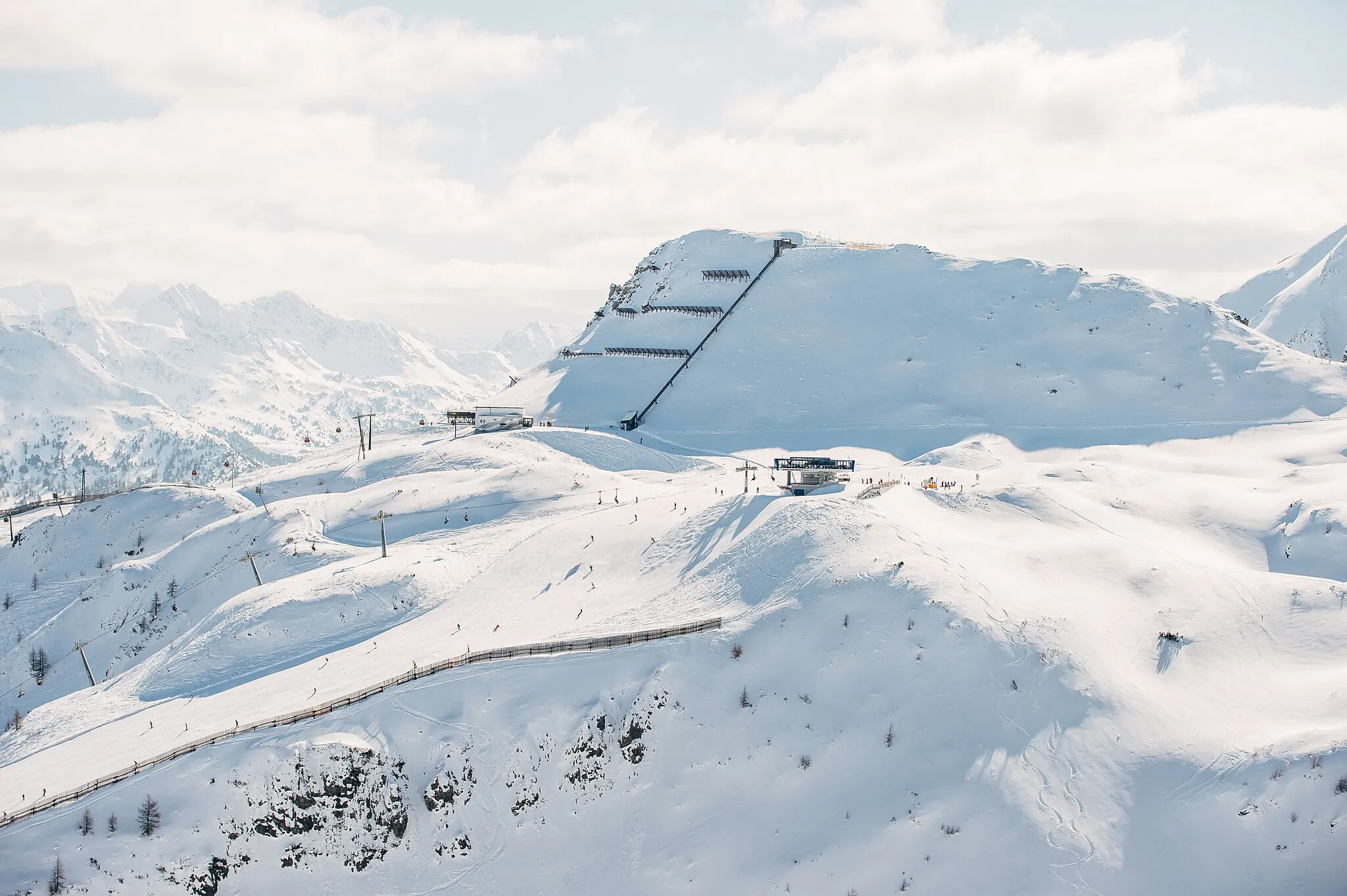 Photo showing: Skigebiet Zauchensee (vermutlich vom Tagweideck) mit Blick auf den Start der Weltcupabfahrt!
