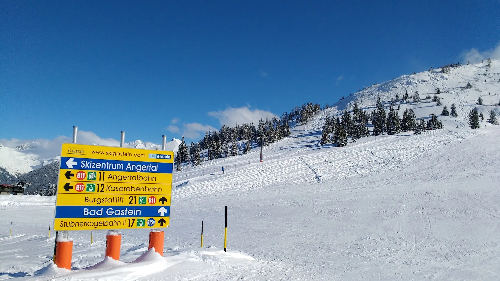 Photo showing: Gastein ski resort, part of Ski Amadé network of 28 ski areas. Slope signs for skiers. Ski run on Stubnerkogel mountain in Bad Gastein, Austria.