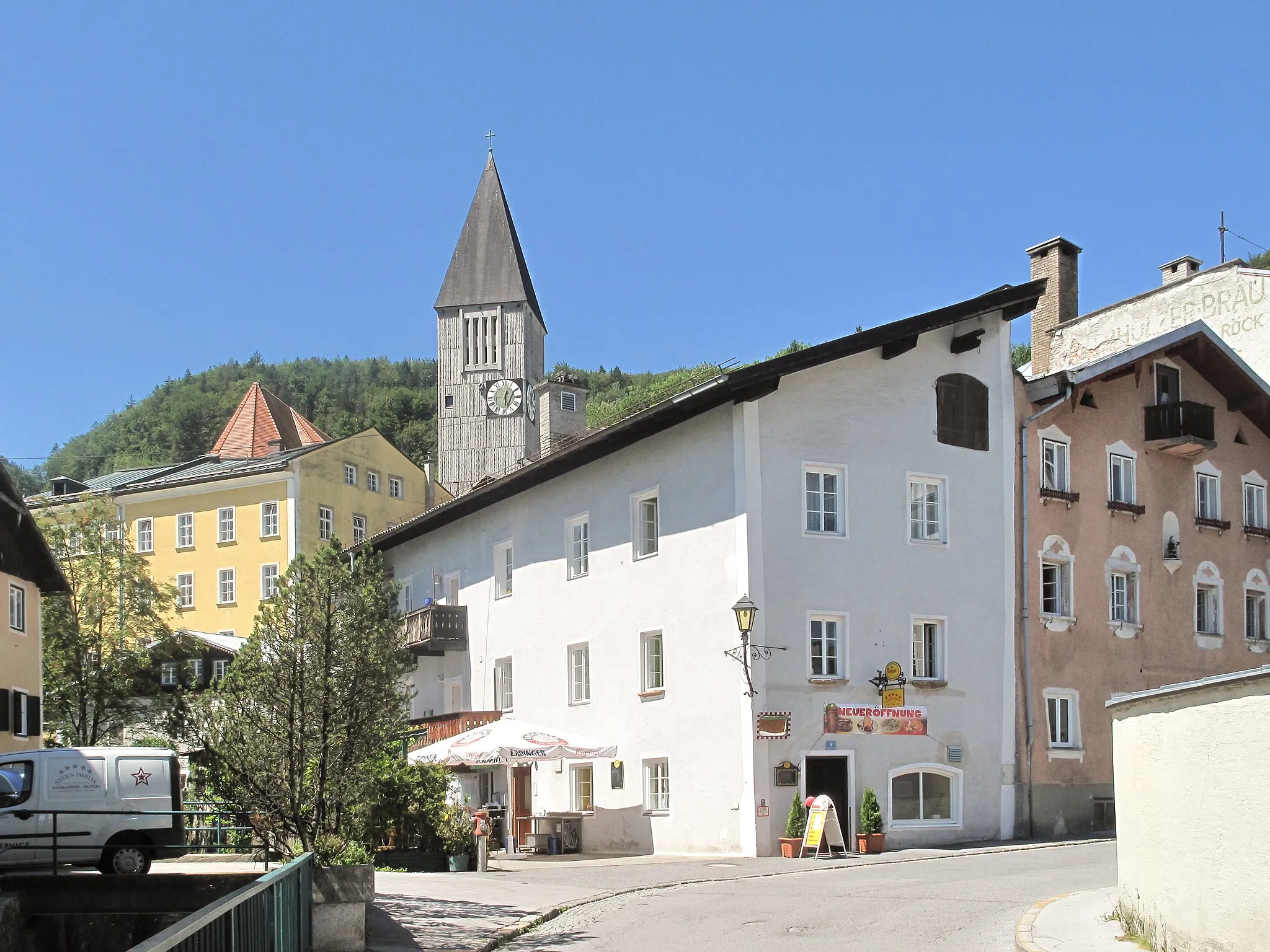 Photo showing: Hallein, street with churchtower