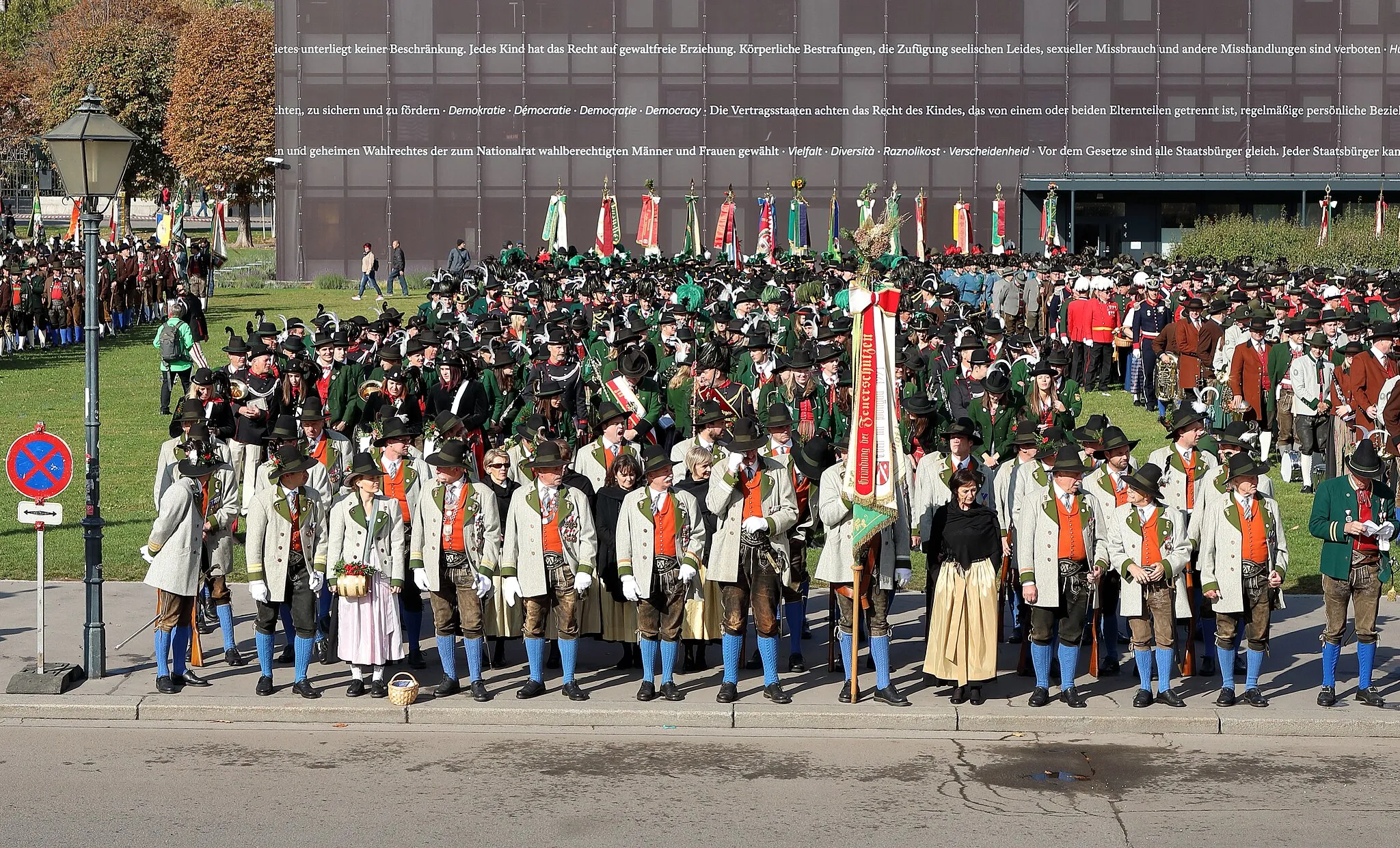 Photo showing: Der Festakt „100 Jahre Republik Österreich“ mit Salzburger Schützen am Heldenplatz im 1. Wiener Bezirk Innere Stadt. Im Bild die Abordnung der Schützen aus dem Bezirk St. Johann im Pongau mit den Feuerschützen aus Eben im Pongau im Vordergrund. Bei dem Festakt am 21. Okt. 2018 nahmen fast 4.000 Salzburger Frauen, Männer und Jugendliche in Trachten (87 Schützenkompanien und 26 Musikkapellen), neben kleineren Abordnungen aus anderen Bundesländern, teil.