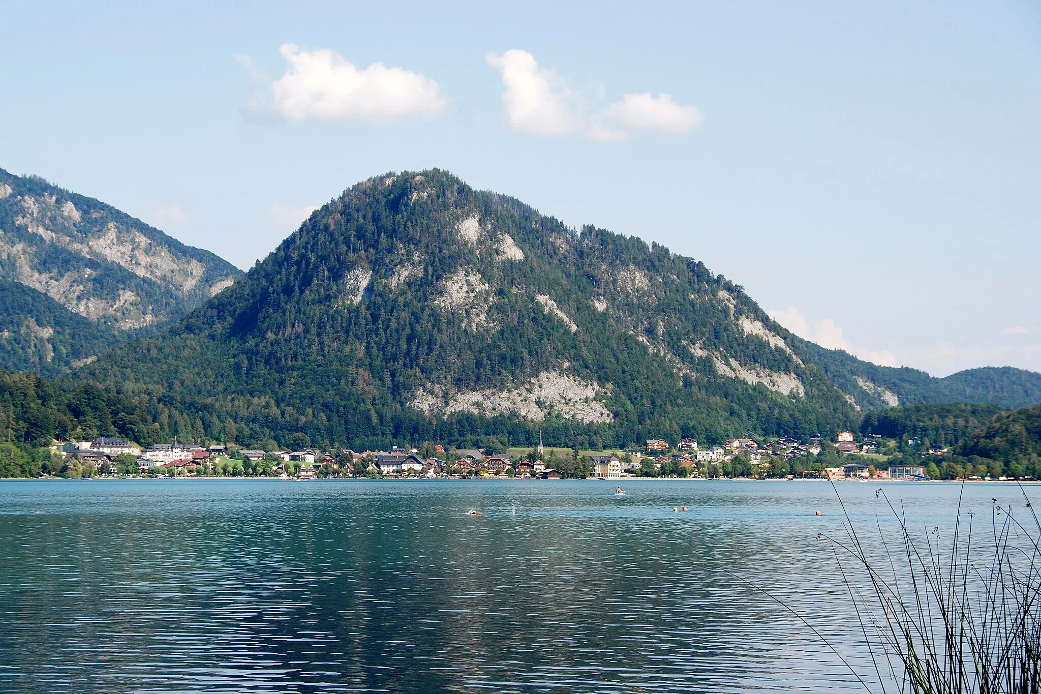 Photo showing: Fuschl am See in Salzburg with lake Fuschlsee in the foreground.