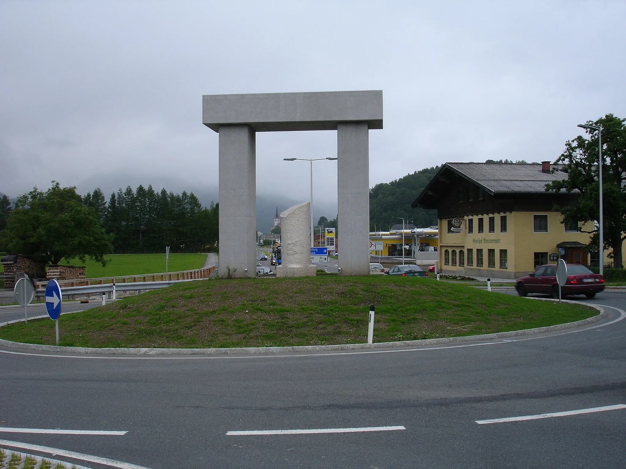 Photo showing: Gollinger Kreisverkehr, Tor mit 120 Tonnen aus Beton und Untersberger Marmor