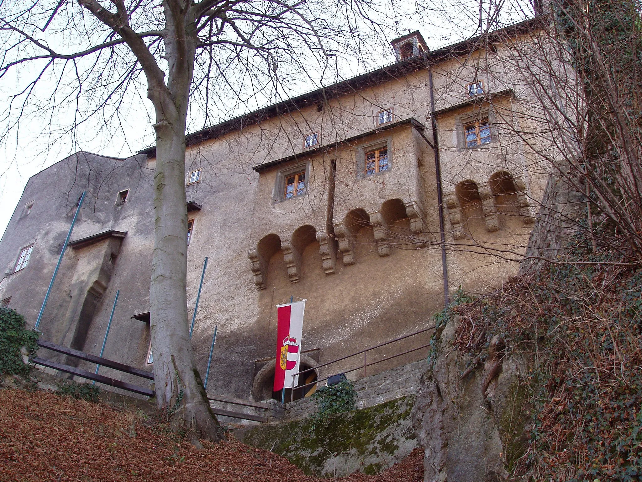 Photo showing: This is the western side of the Castle of Golling (a small municipality in Austria)