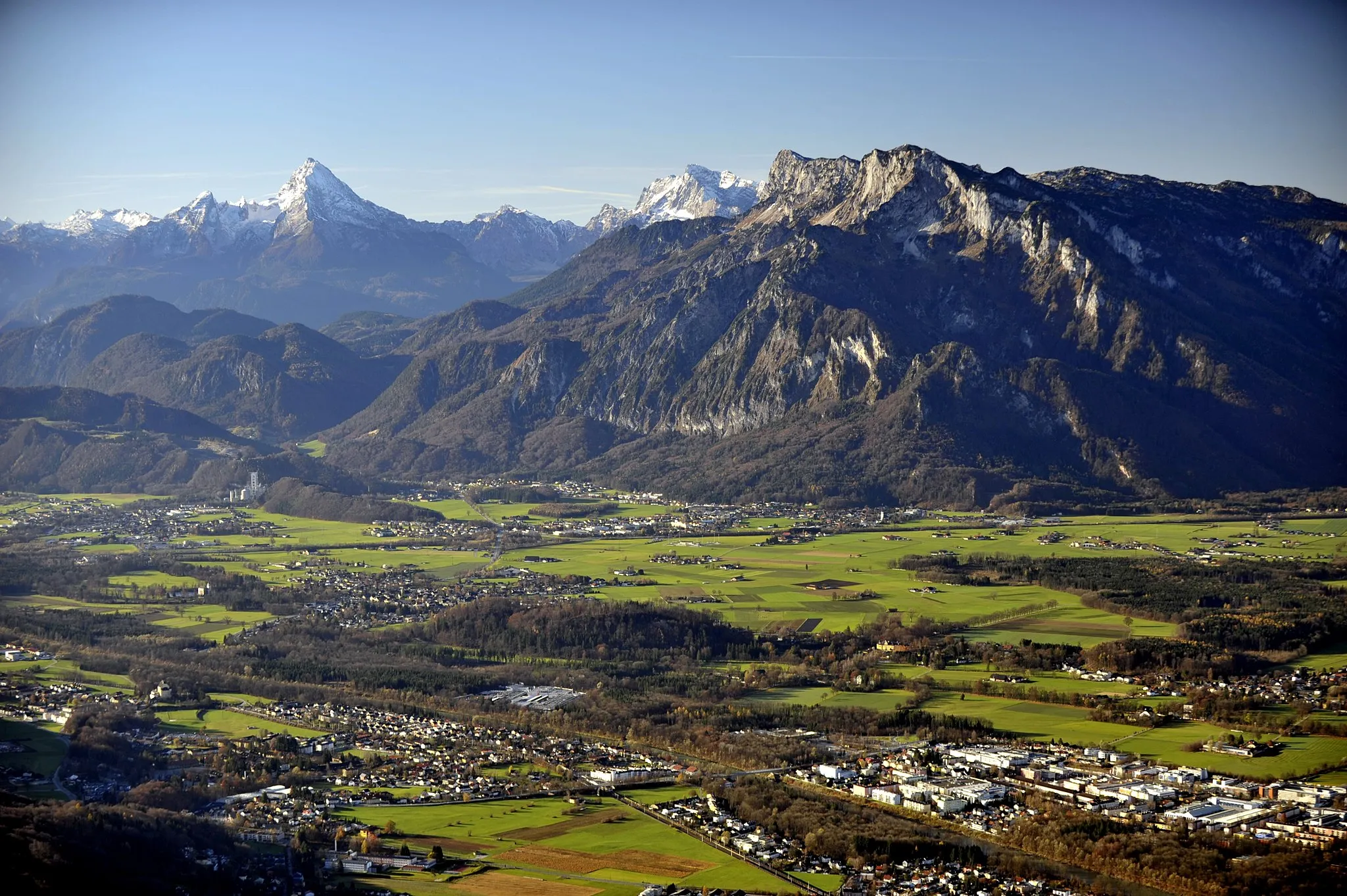 Photo showing: Untersberg seen from Gaisberg above Salzburg Süd, Anif, Grödig, Elsbethen and Glasenbach. The prominent double peak in the left background is the Watzmann massif.