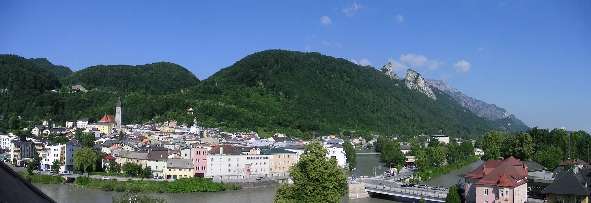 Photo showing: Hallein mit Salzach, dem Dürrnberg, den Barmsteinen und dem Untersberg